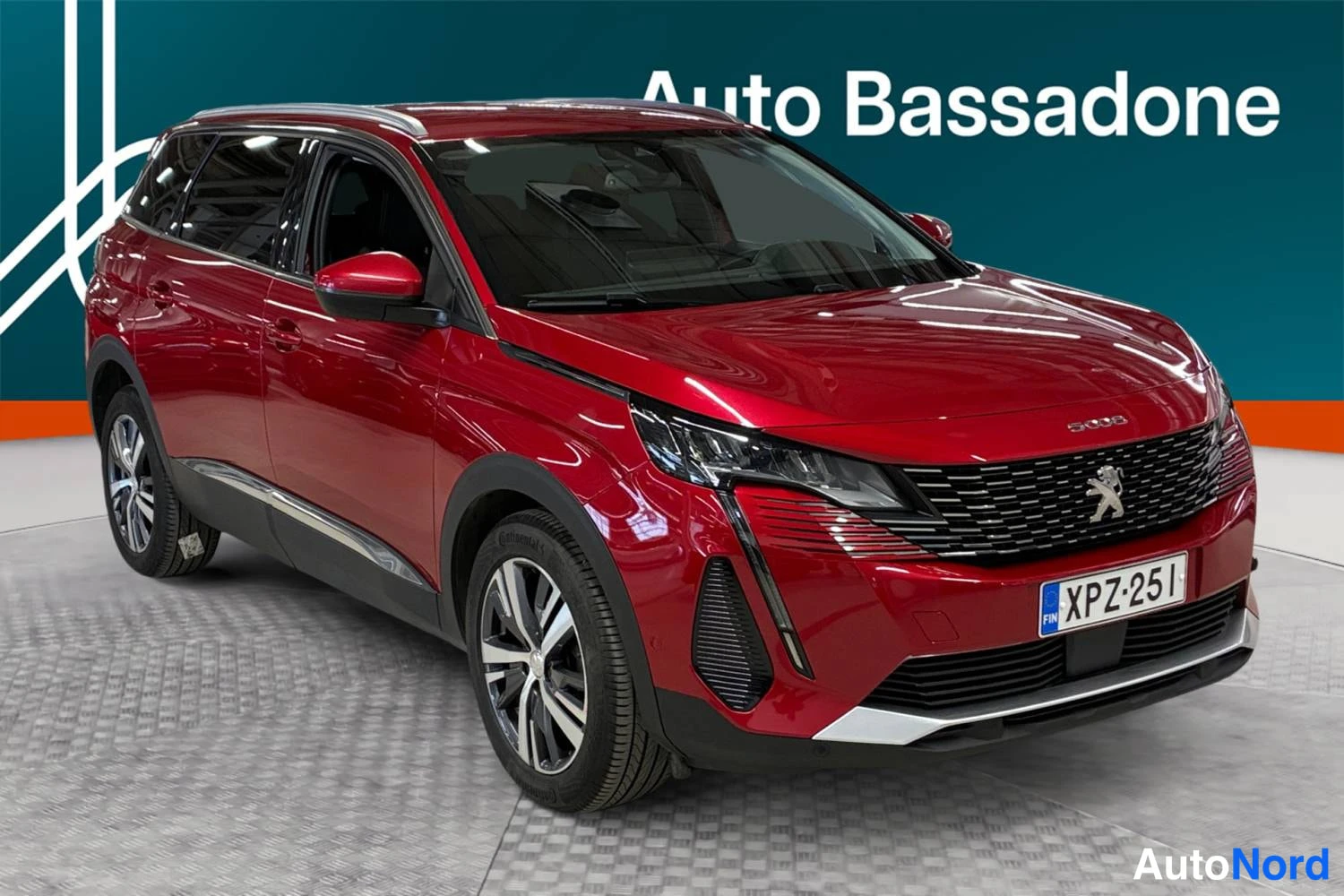 Punainen Peugeot 5008 2021, etuviisto, keula oikealle, kuva 2