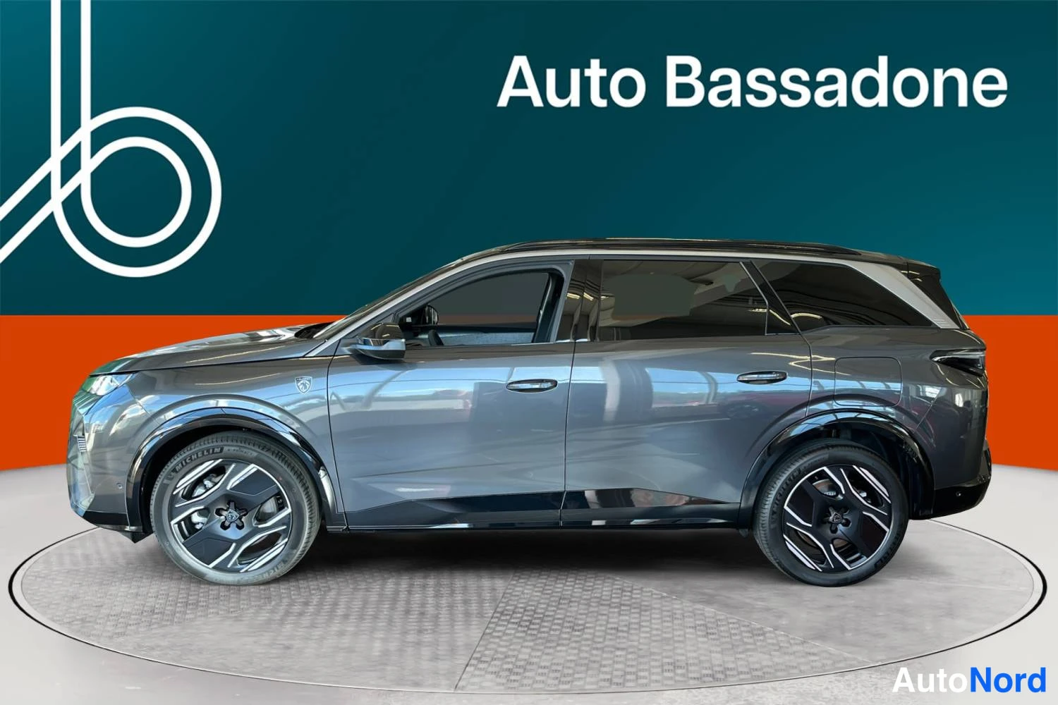 Harmaa Peugeot 5008 2026, etuviisto, keula vasemmalle, kuva 2