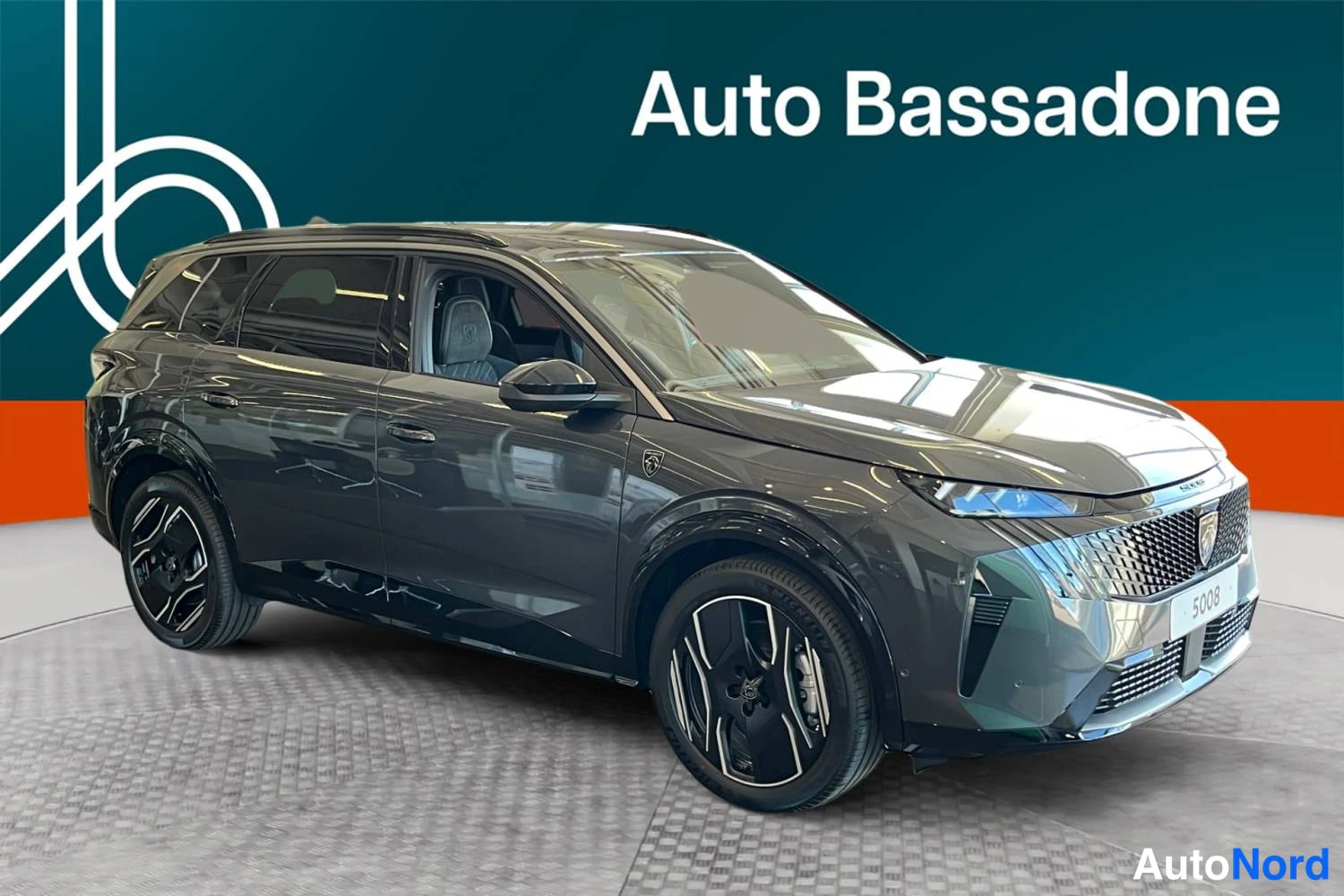 Harmaa Peugeot 5008 2026, etuviisto, keula oikealle, kuva 3