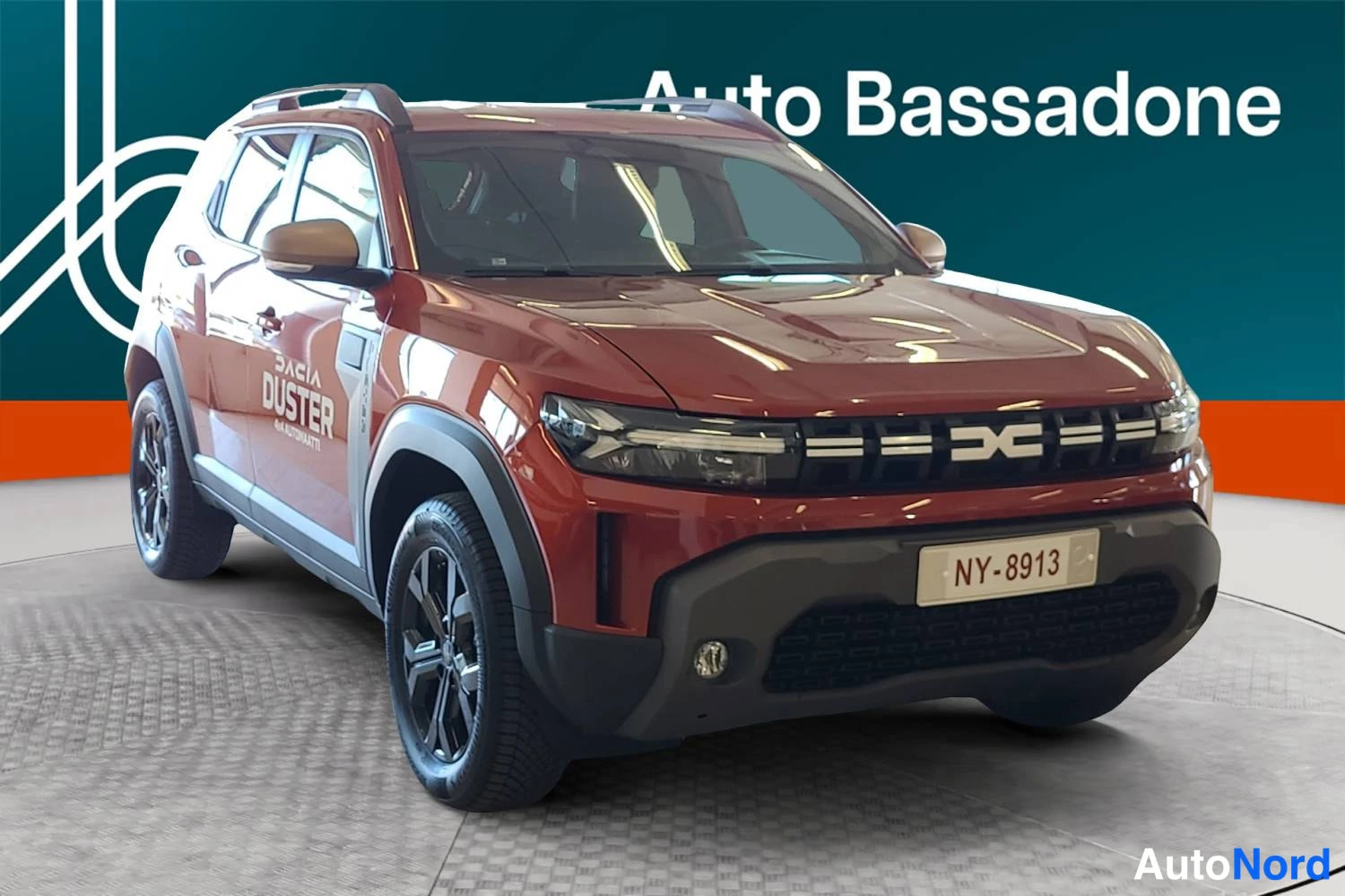 Punainen Dacia Duster 2026, etuviisto, keula oikealle, kuva 2
