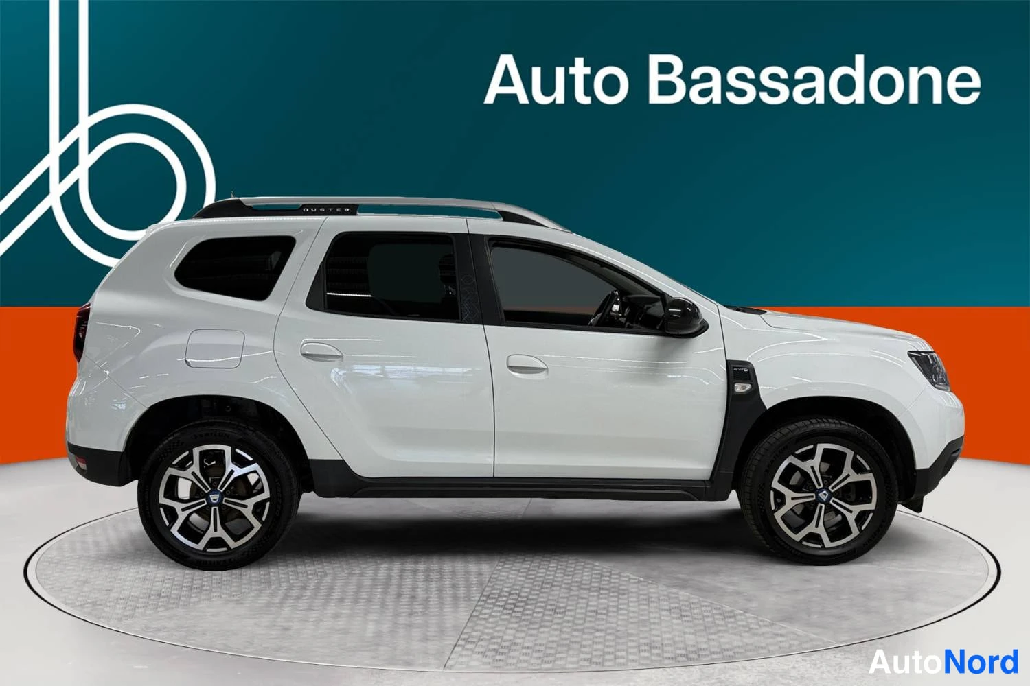 Valkoinen Dacia Duster 2020, etuviisto, keula oikealle, kuva 2