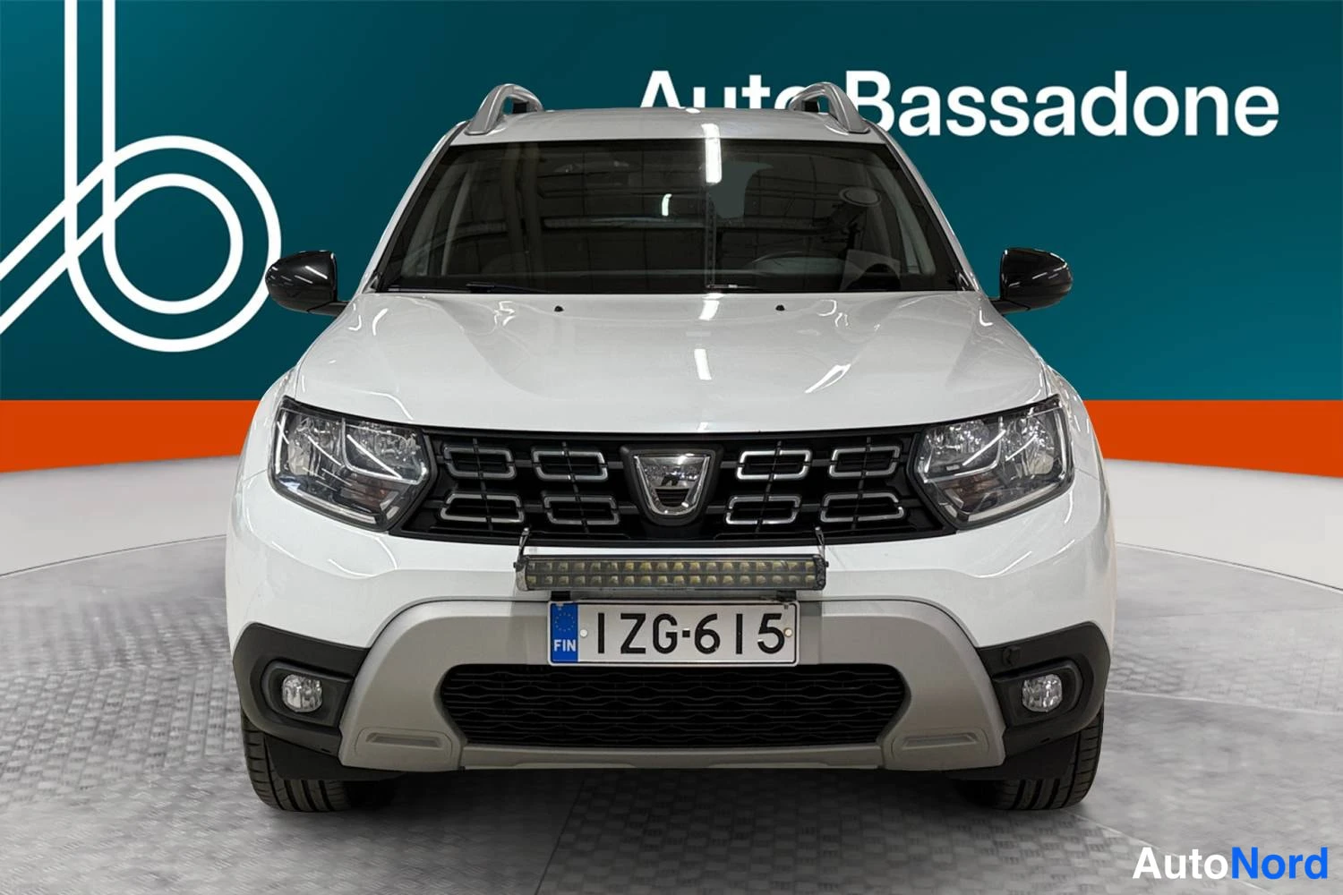 Valkoinen Dacia Duster 2020, edestä, kuva 4