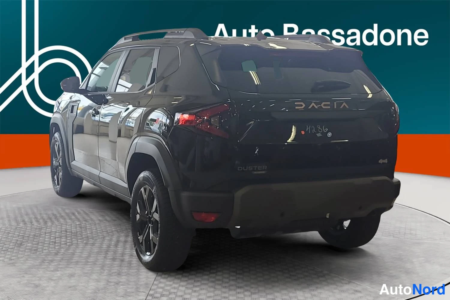 Musta Dacia Duster 2026, takaviisto, kuva 6