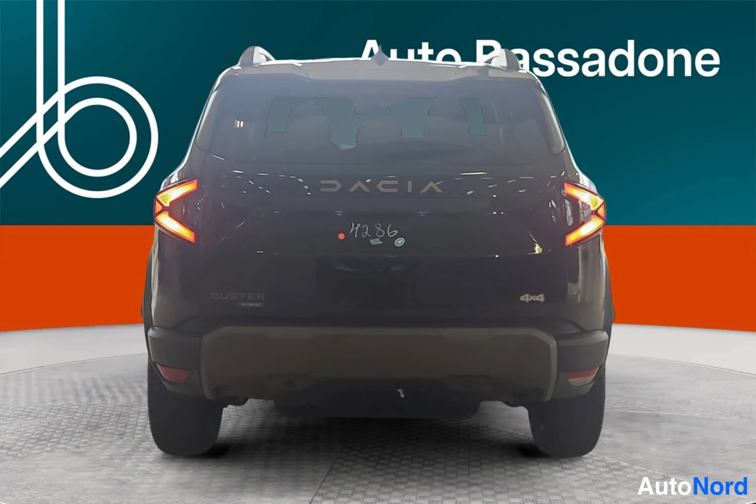 Musta Dacia Duster 2026, takaa, kuva 8