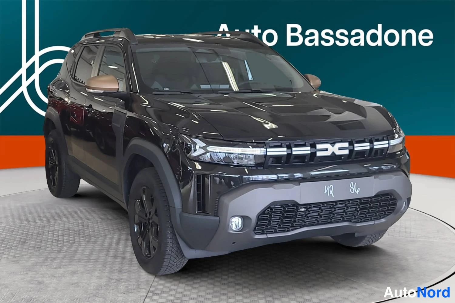Musta Dacia Duster 2026, etuviisto, keula oikealle, kuva 3