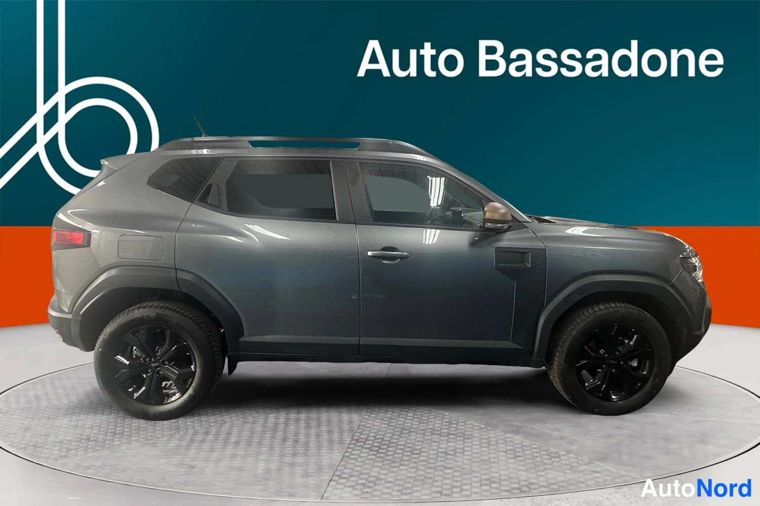 Harmaa Dacia Duster 2026, sivulta, kuva 7