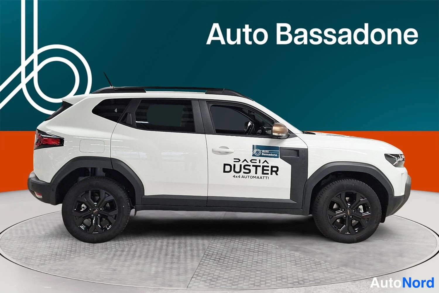 Valkoinen Dacia Duster 2026, etuviisto, keula oikealle, kuva 3