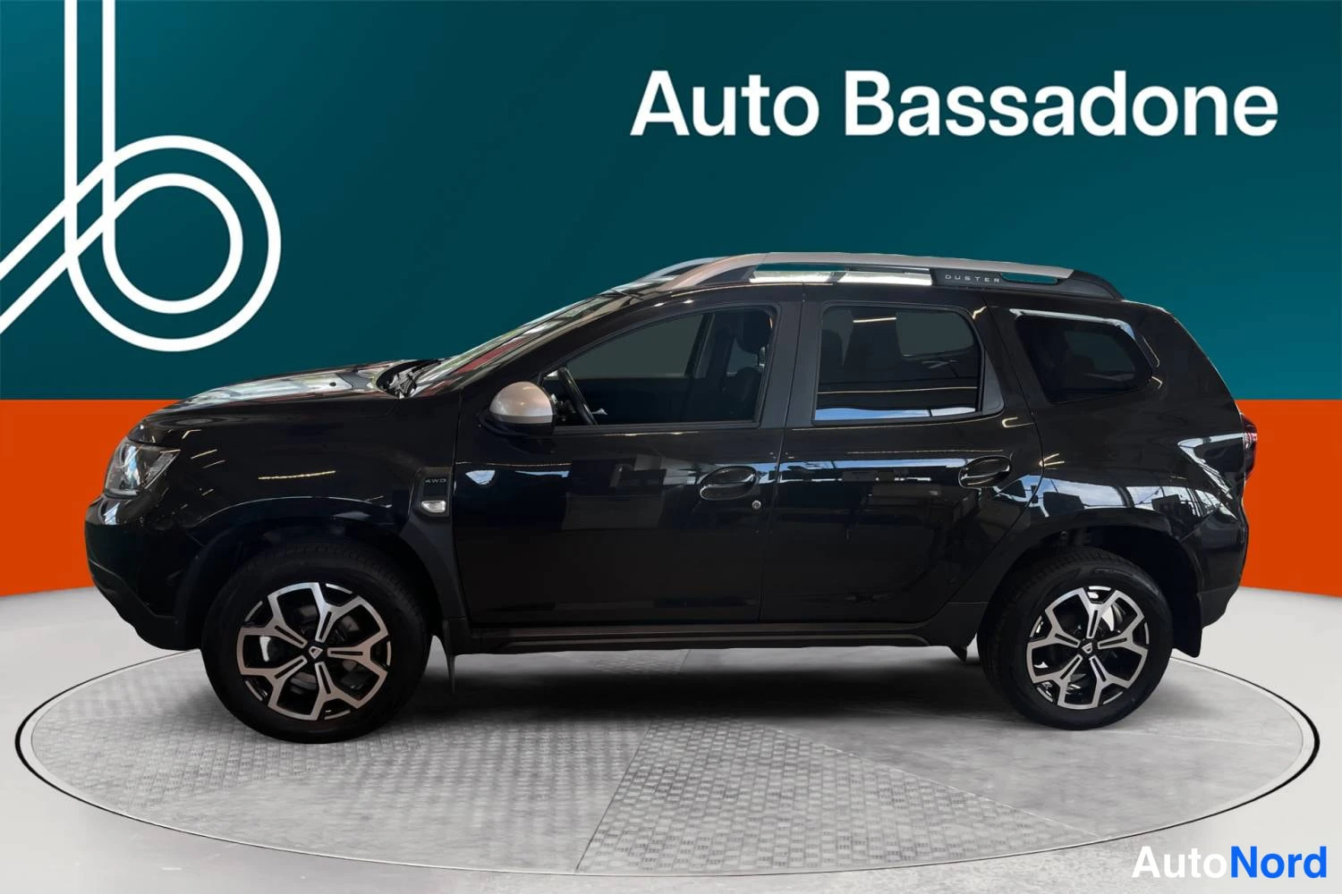 Musta Dacia Duster 2020, sivulta, kuva 4