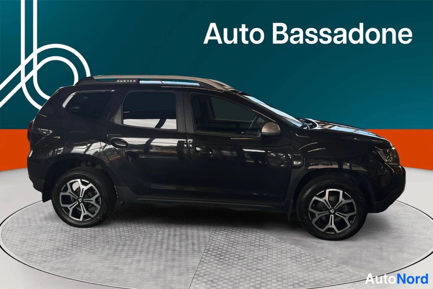 Musta Dacia Duster 2020, sivulta, kuva 5