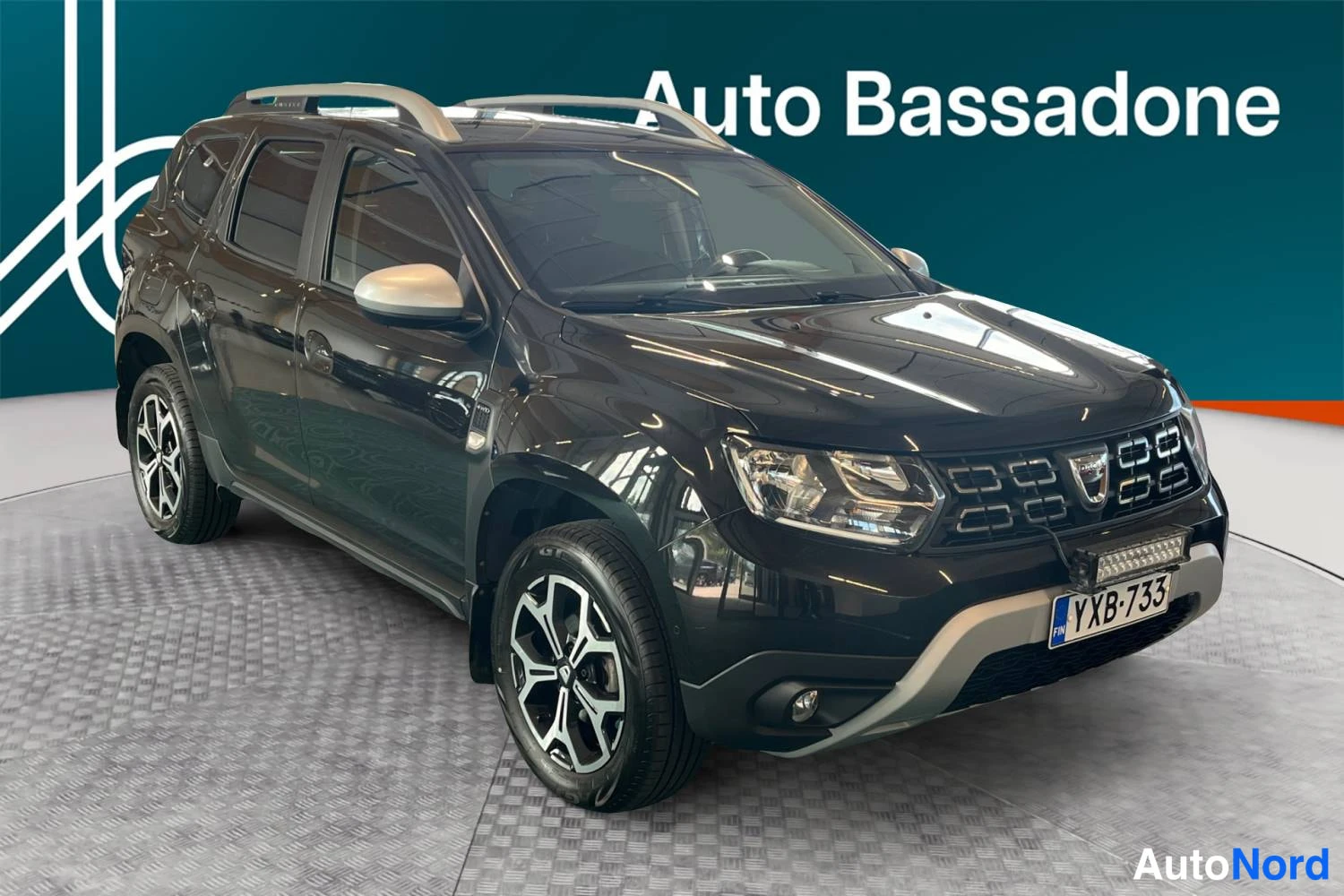 Musta Dacia Duster 2020, etuviisto, keula oikealle, kuva 2