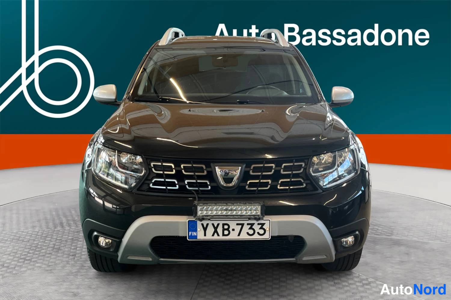 Musta Dacia Duster 2020, edestä, kuva 3