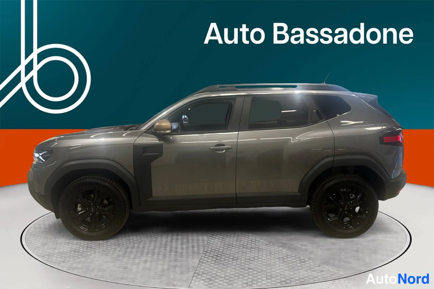 Harmaa Dacia Duster 2026, sivulta, kuva 4