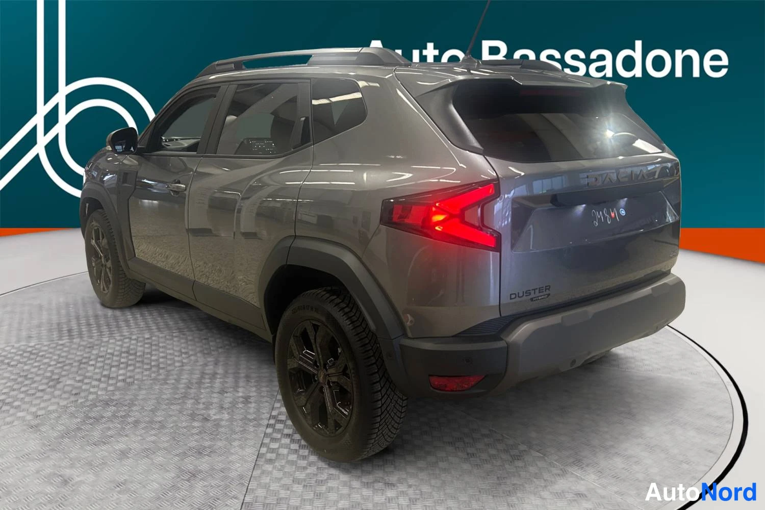 Harmaa Dacia Duster 2026, takaviisto, kuva 6