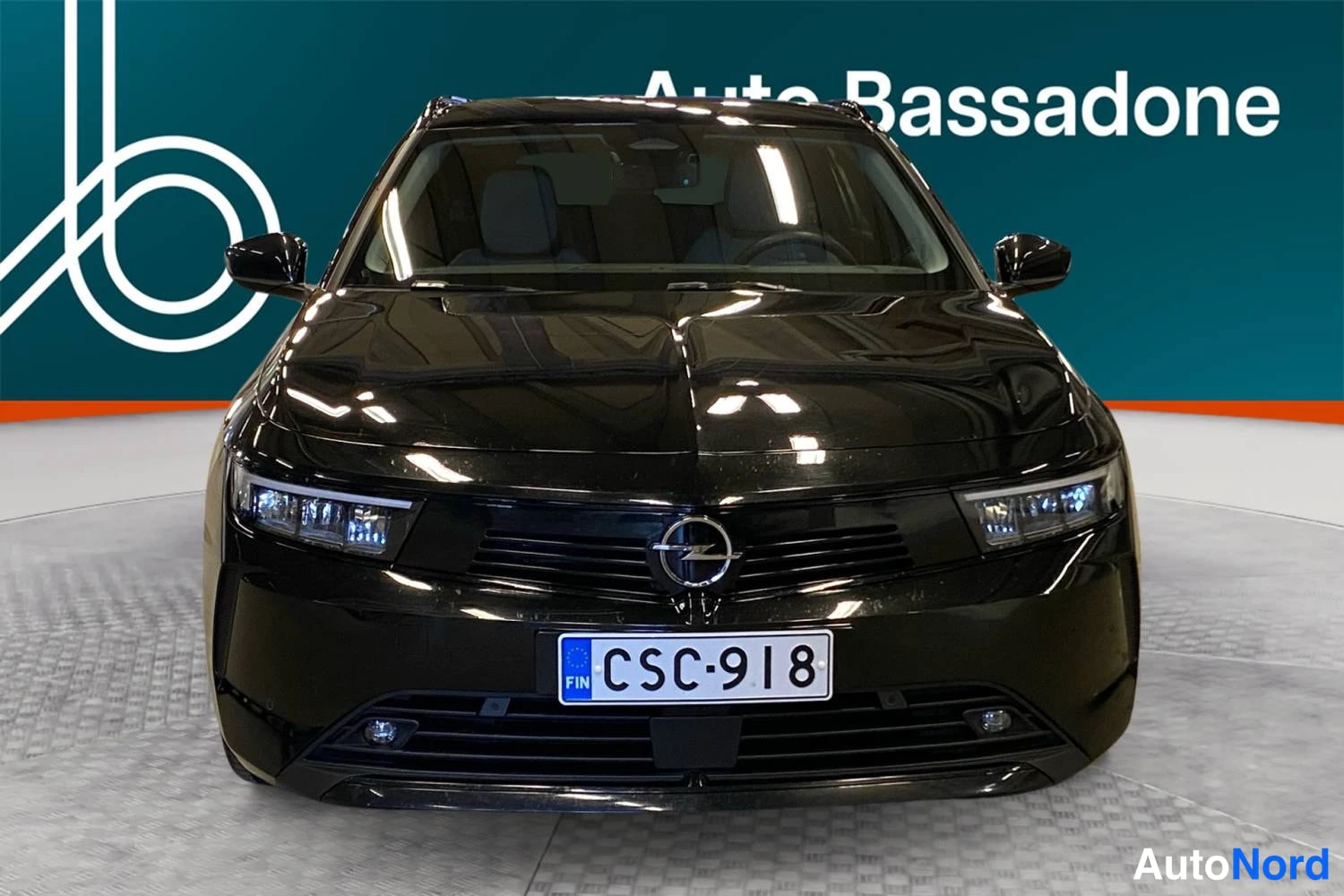 Musta Opel Astra Sports Tourer 2024, edestä, kuva 3