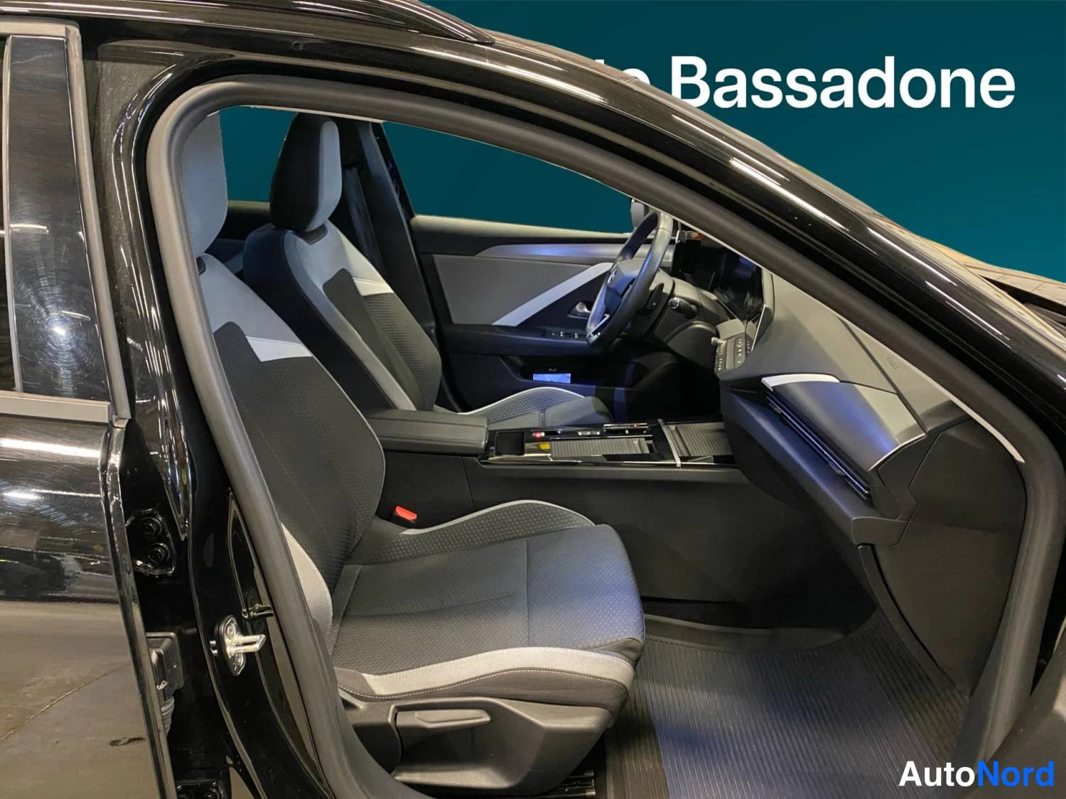 Musta Opel Astra Sports Tourer 2024, kuva 16
