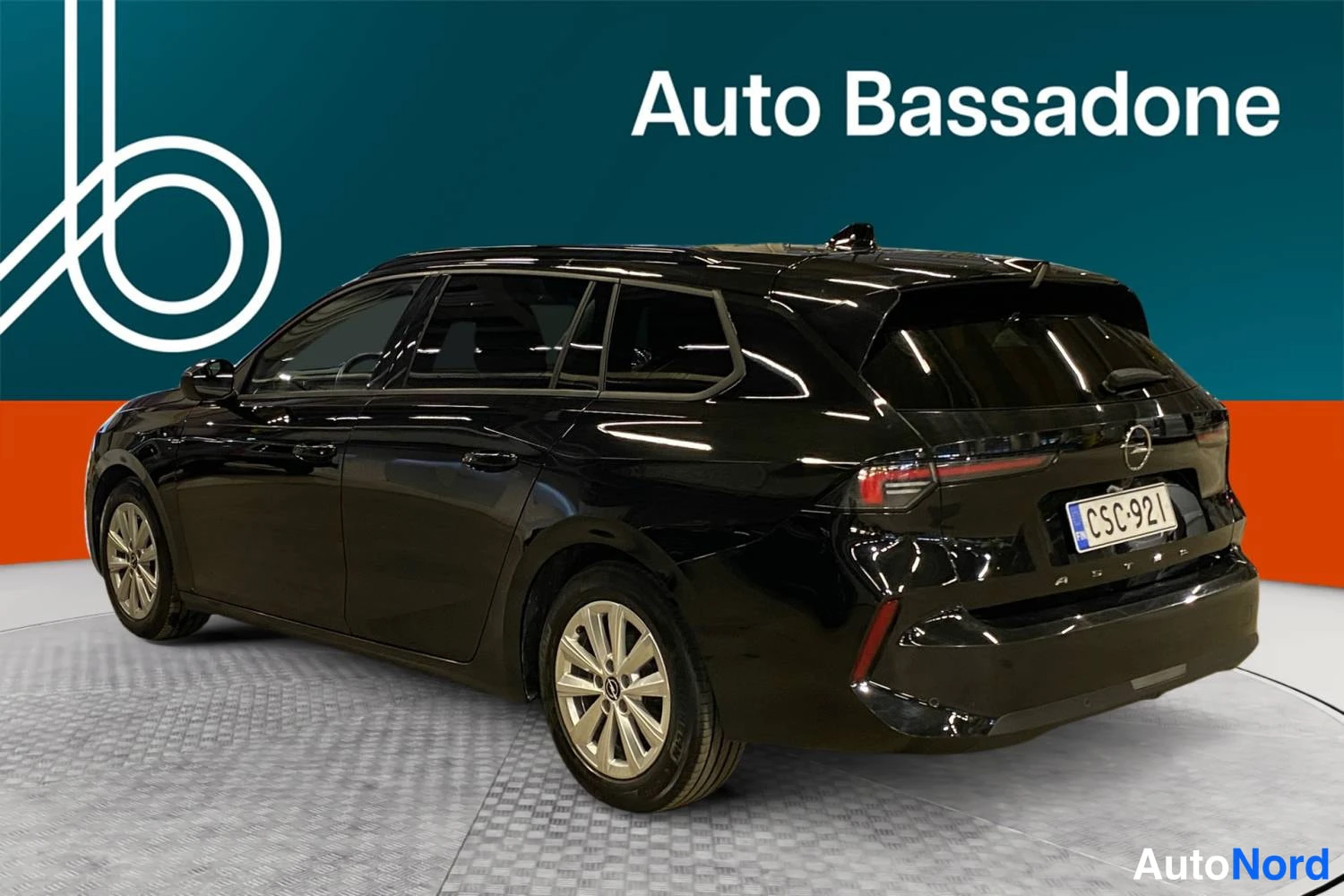 Musta Opel Astra Sports Tourer 2024, takaviisto, kuva 7