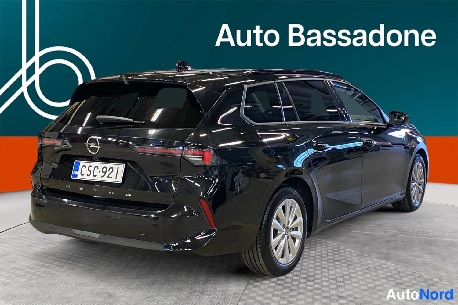 Musta Opel Astra Sports Tourer 2024, takaviisto, kuva 8