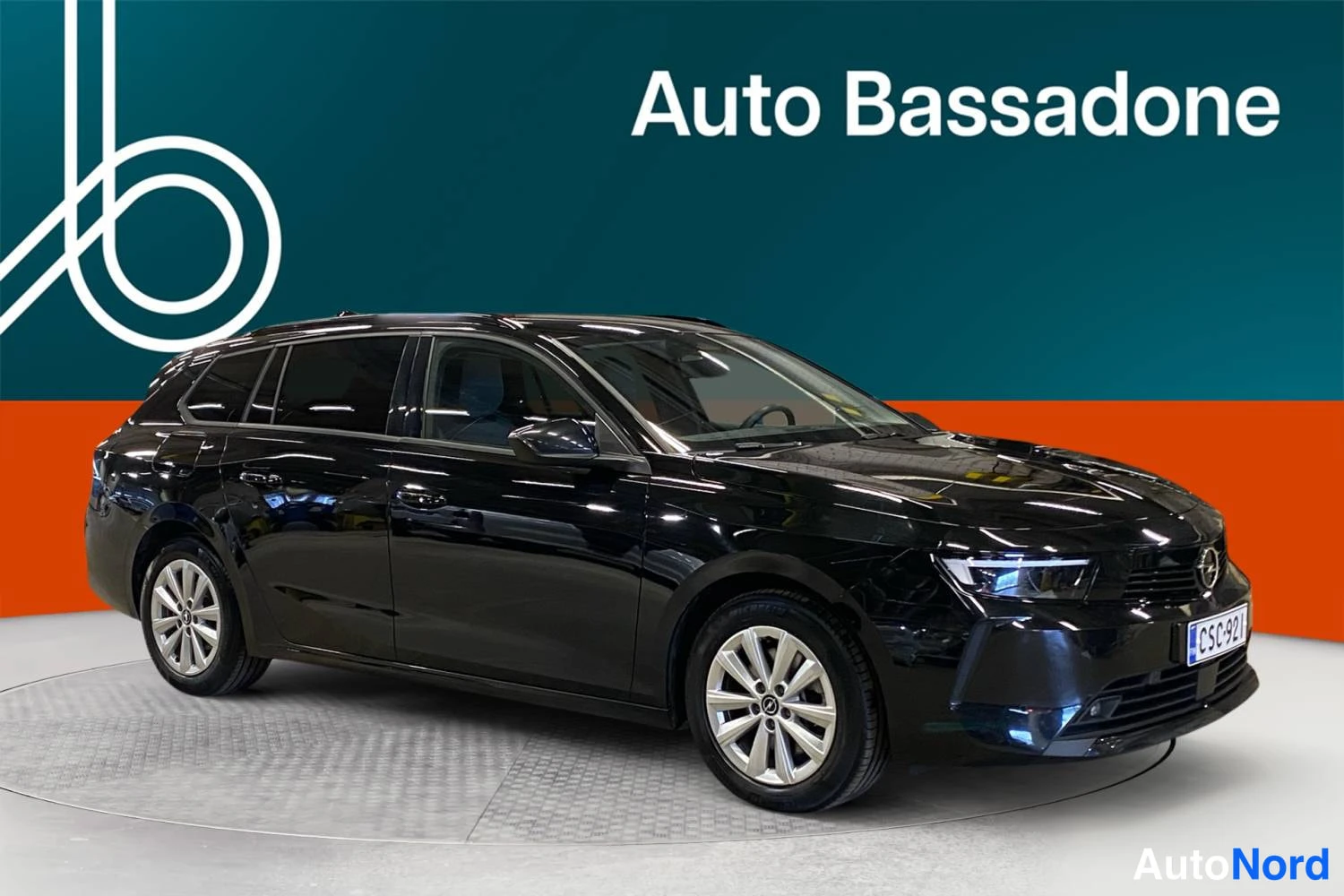 Musta Opel Astra Sports Tourer 2024, etuviisto, keula oikealle, kuva 3