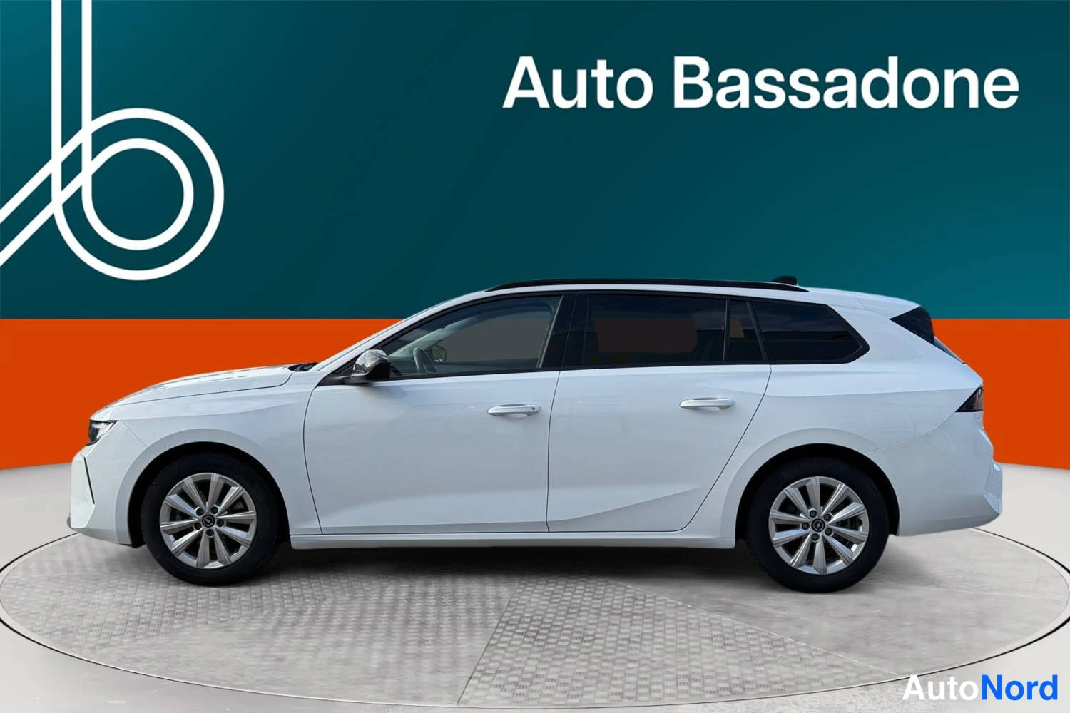 Valkoinen Opel Astra Sports Tourer 2024, sivulta, kuva 4