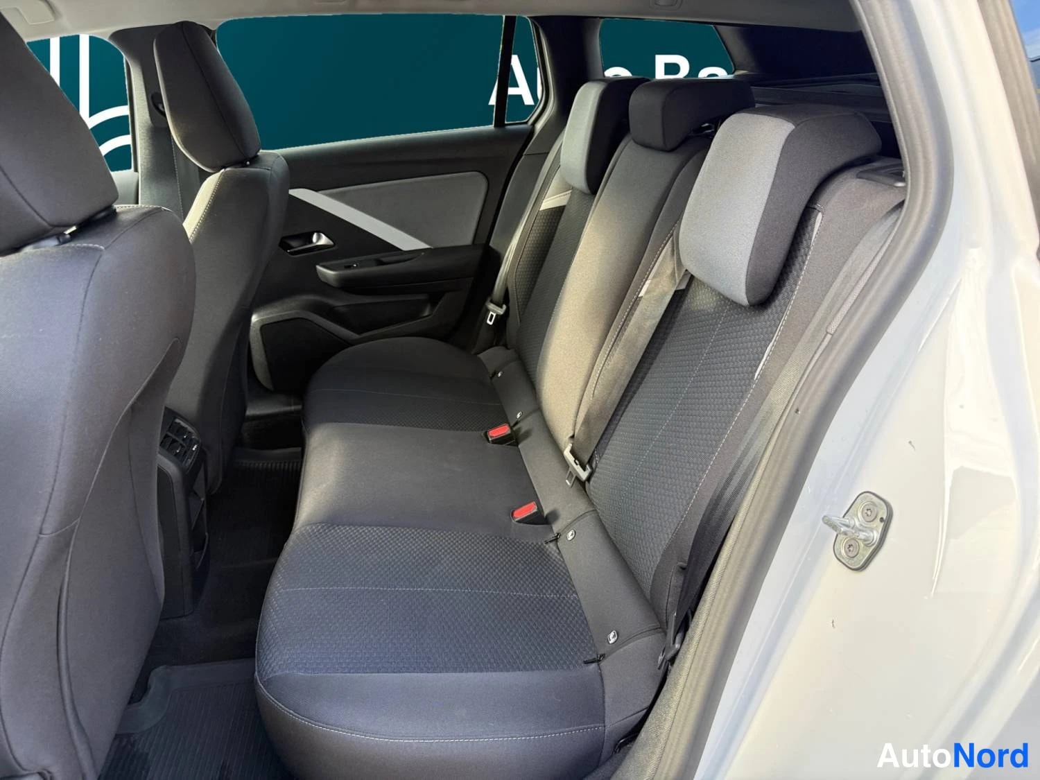 Valkoinen Opel Astra Sports Tourer 2024, kuva 12