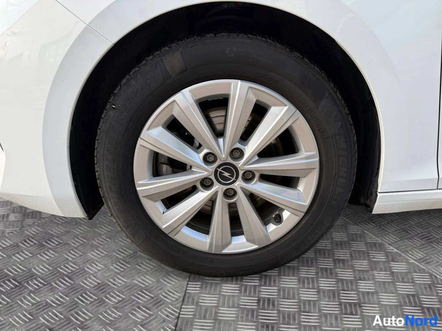 Valkoinen Opel Astra Sports Tourer 2024, kuva 13