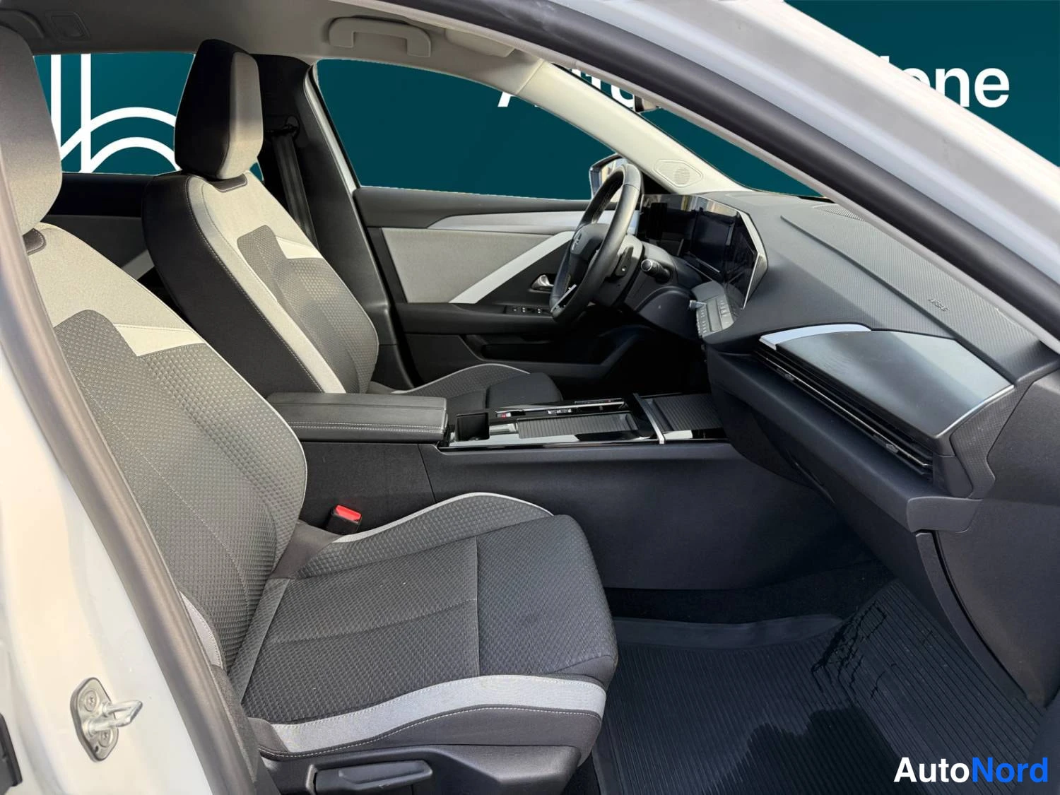 Valkoinen Opel Astra Sports Tourer 2024, kuva 14