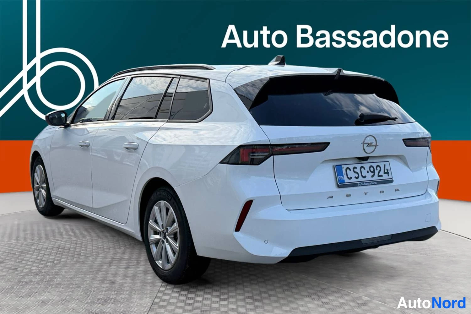 Valkoinen Opel Astra Sports Tourer 2024, takaviisto, kuva 6