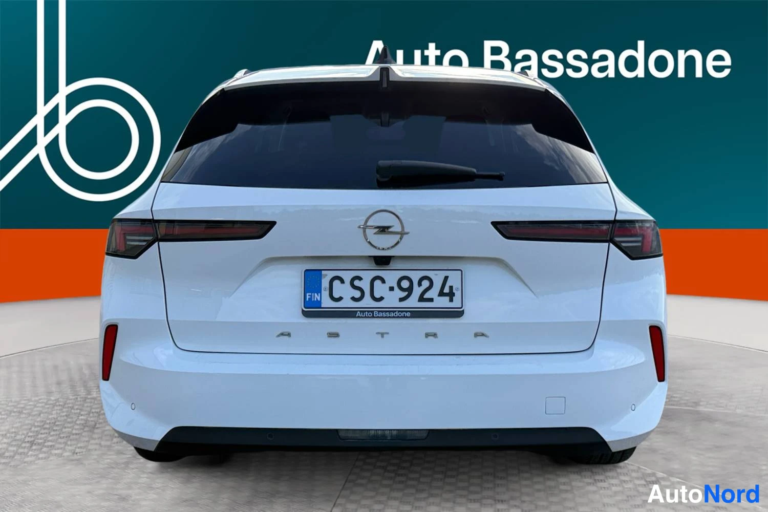 Valkoinen Opel Astra Sports Tourer 2024, takaa, kuva 8