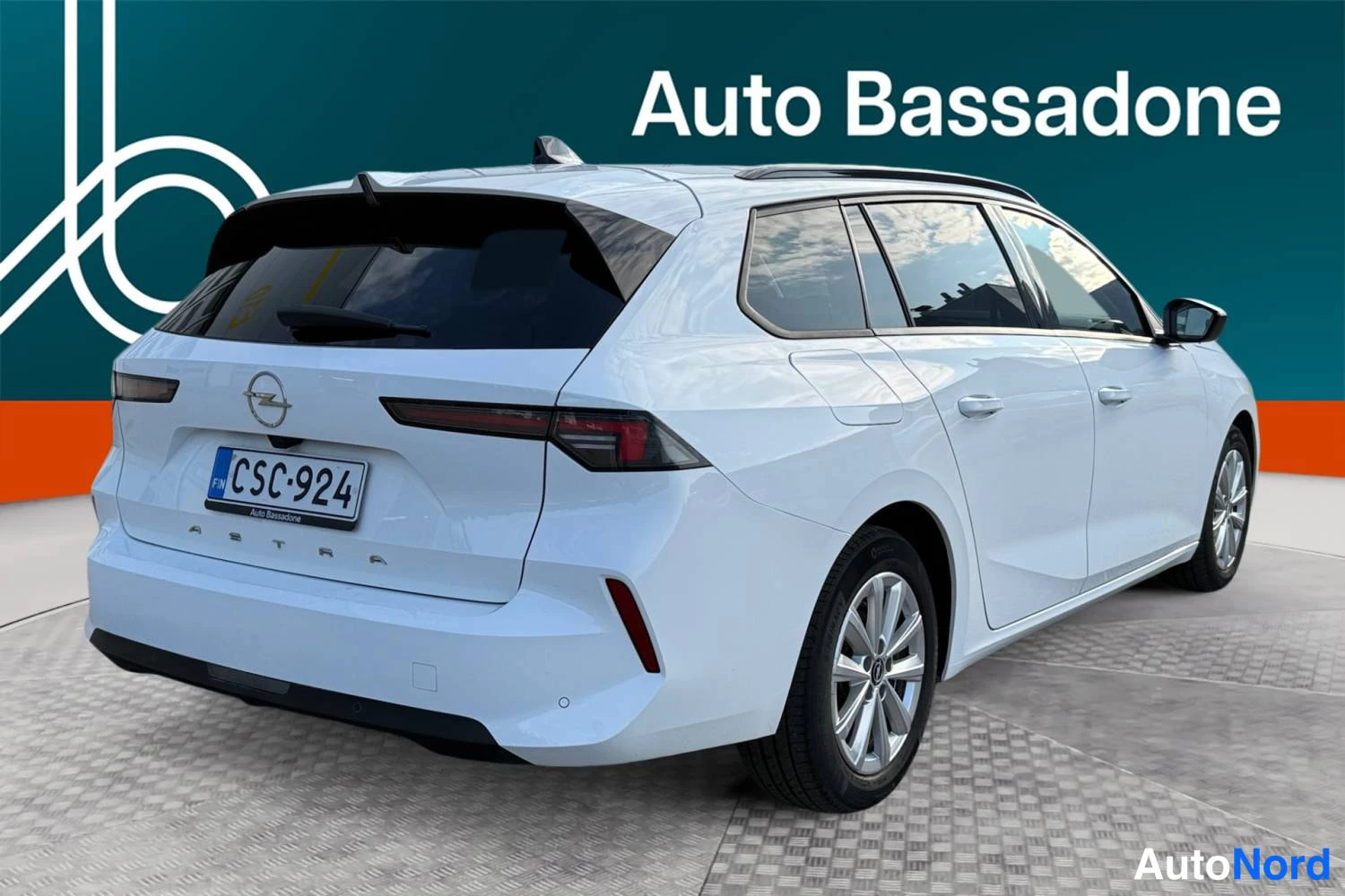 Valkoinen Opel Astra Sports Tourer 2024, takaviisto, kuva 7