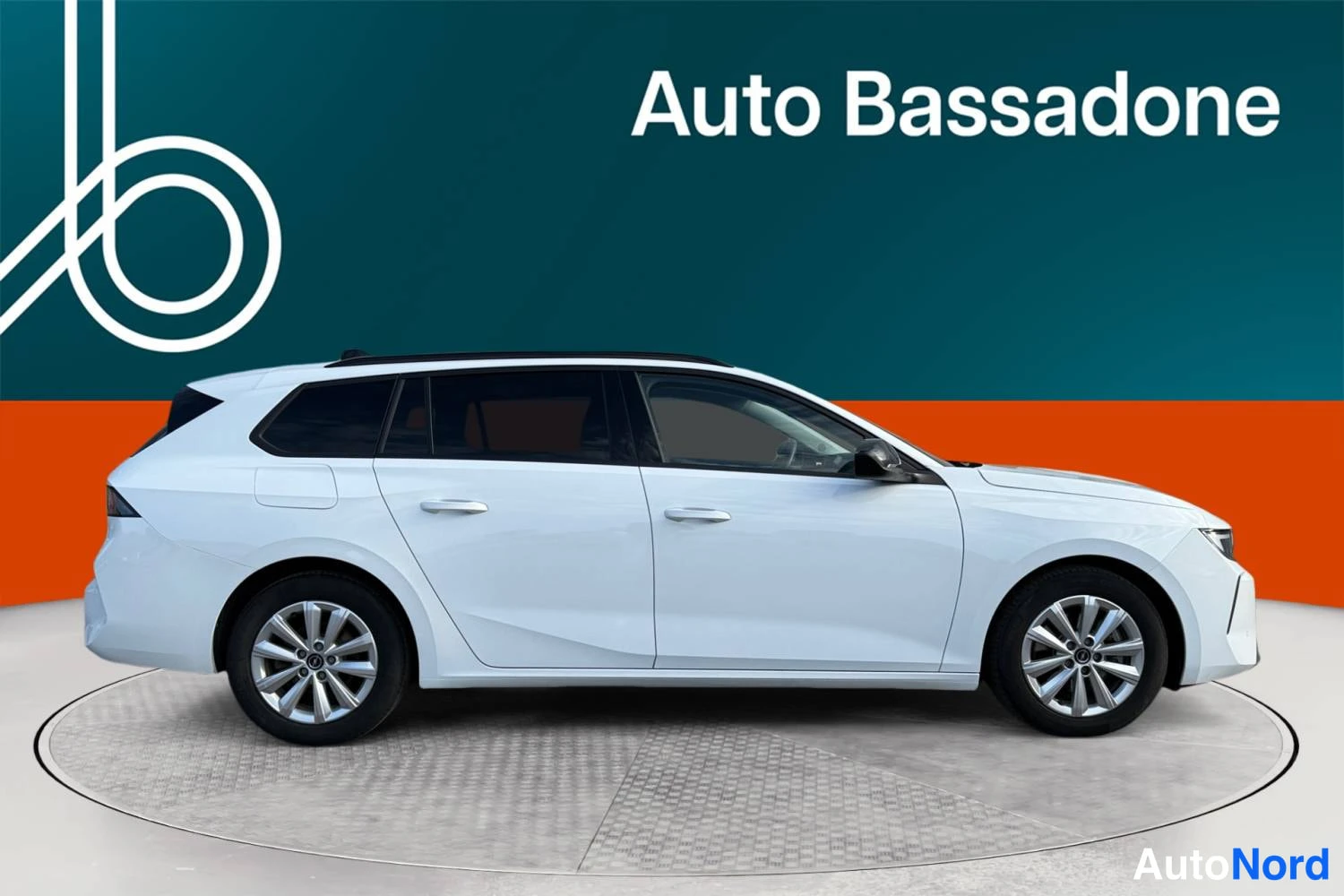 Valkoinen Opel Astra Sports Tourer 2024, sivulta, kuva 5