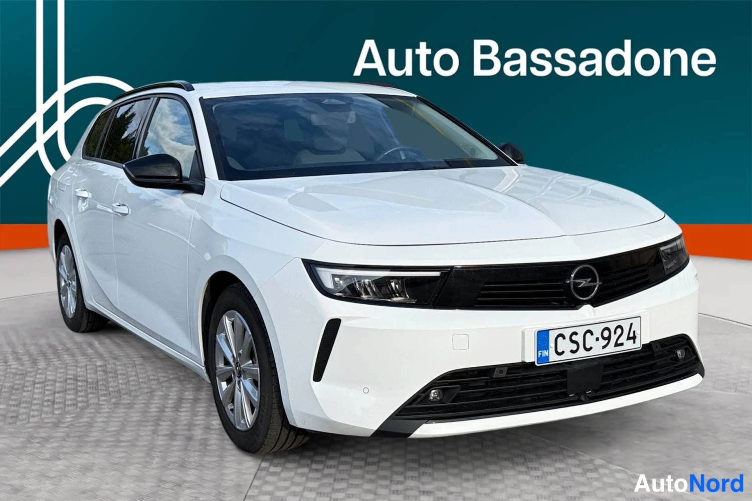 Valkoinen Opel Astra Sports Tourer 2024, etuviisto, keula oikealle, kuva 2
