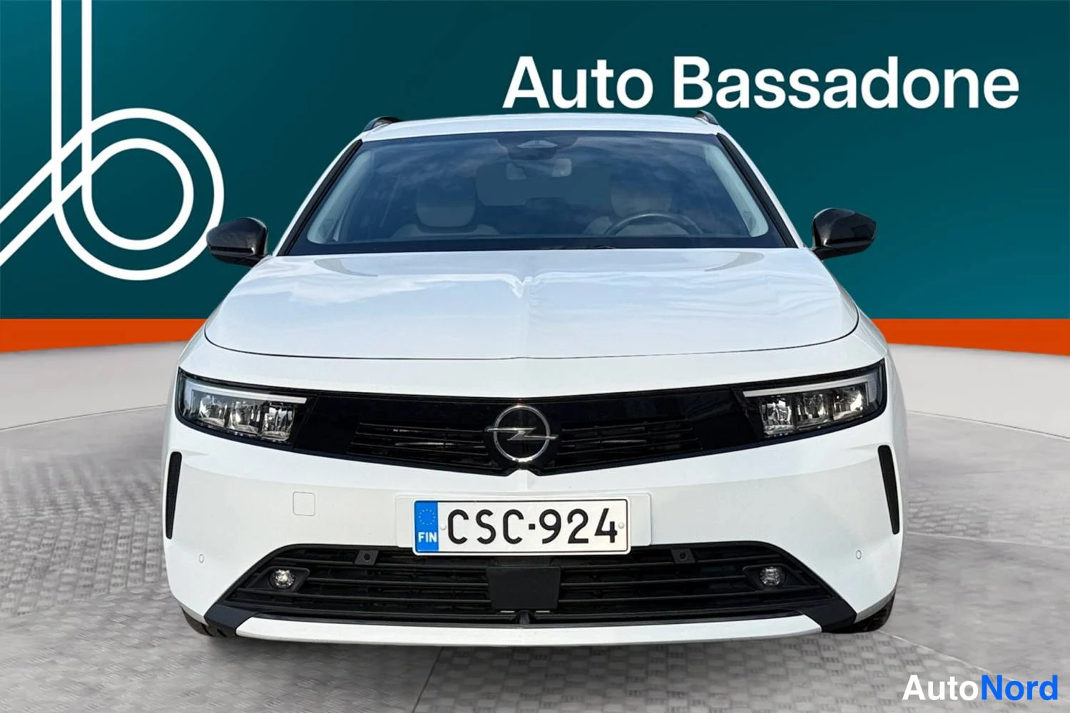 Valkoinen Opel Astra Sports Tourer 2024, edestä, kuva 3