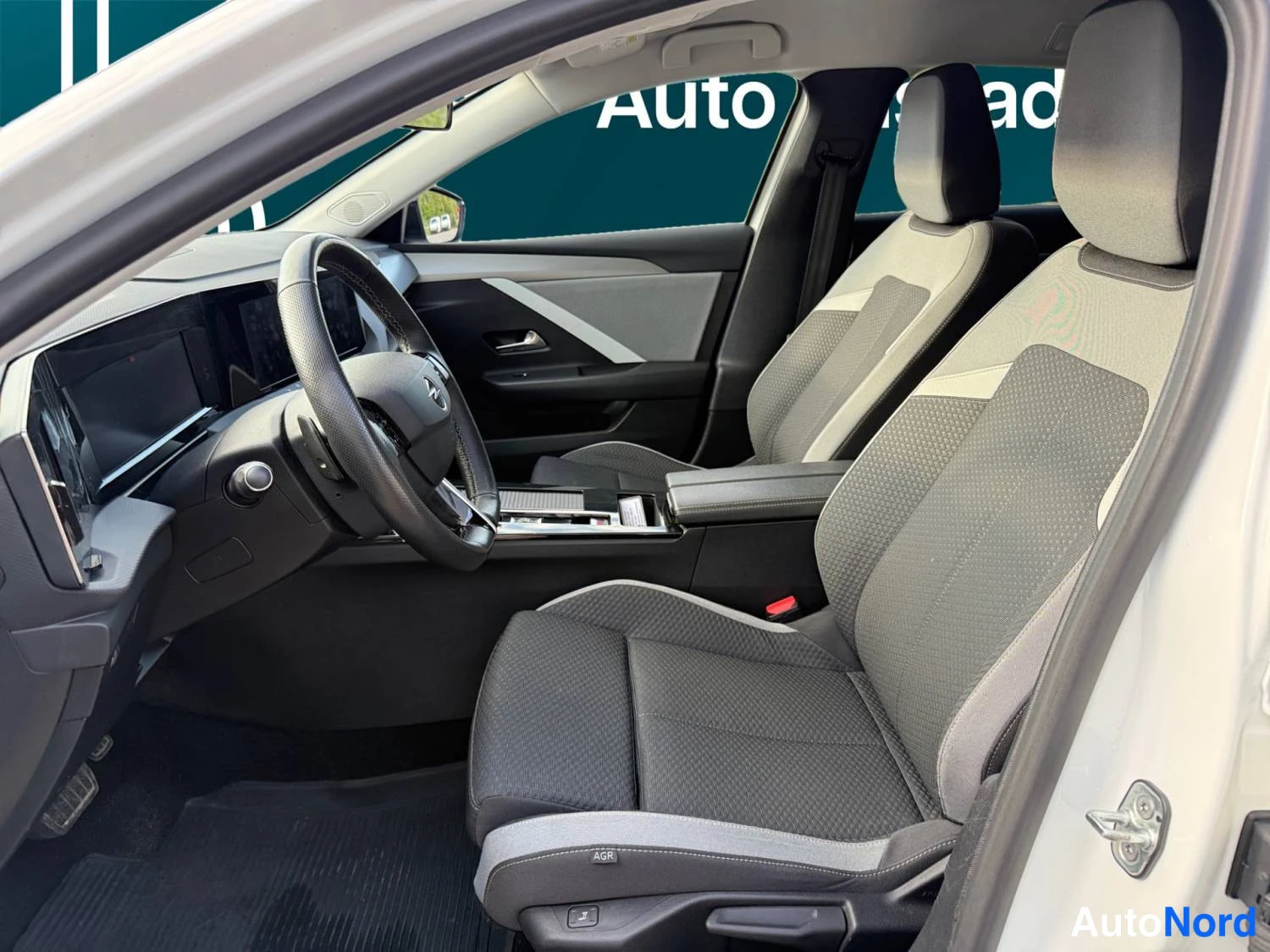 Valkoinen Opel Astra Sports Tourer 2024, kuva 26