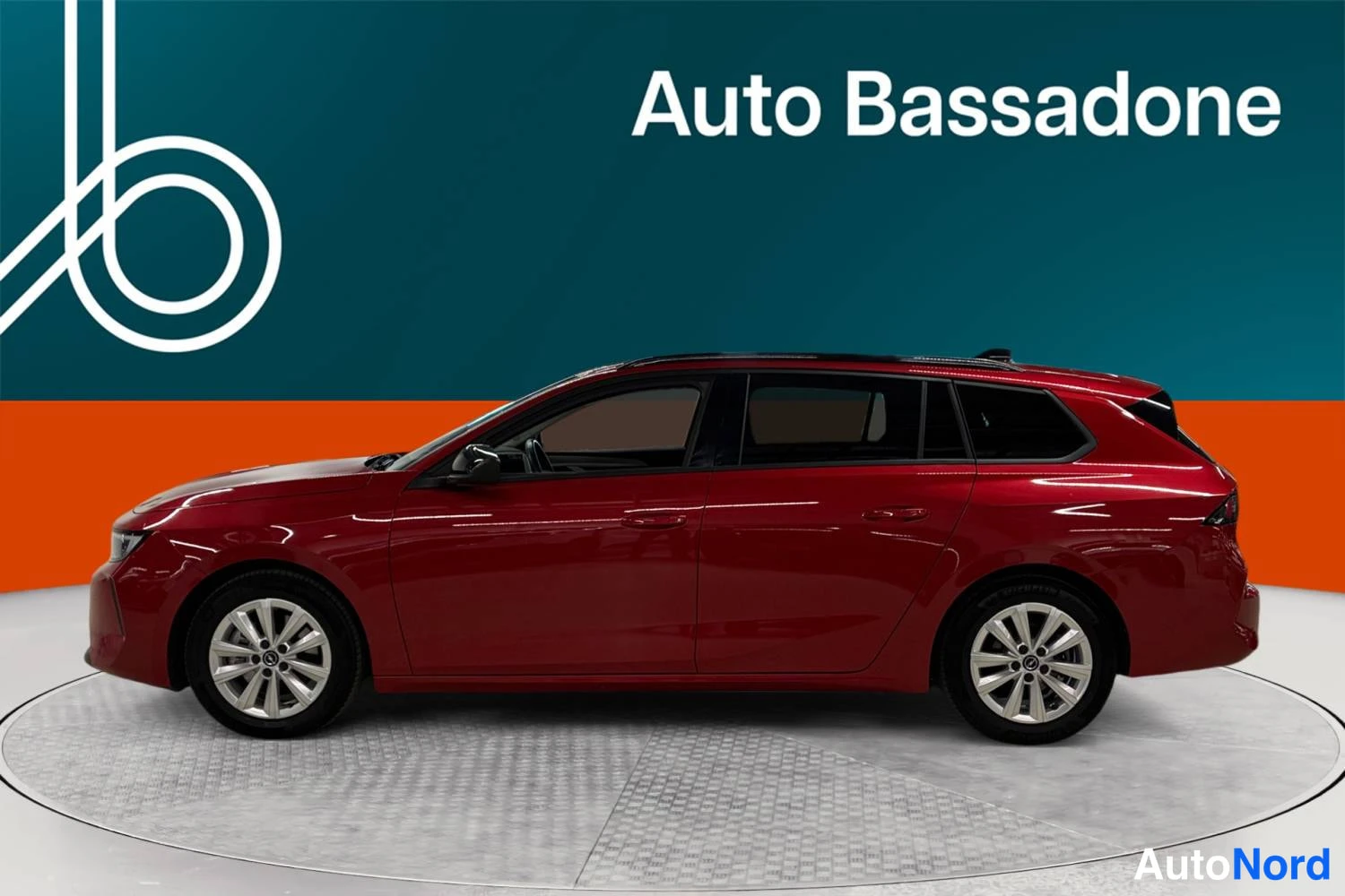 Punainen Opel Astra Sports Tourer 2024, sivulta, kuva 4