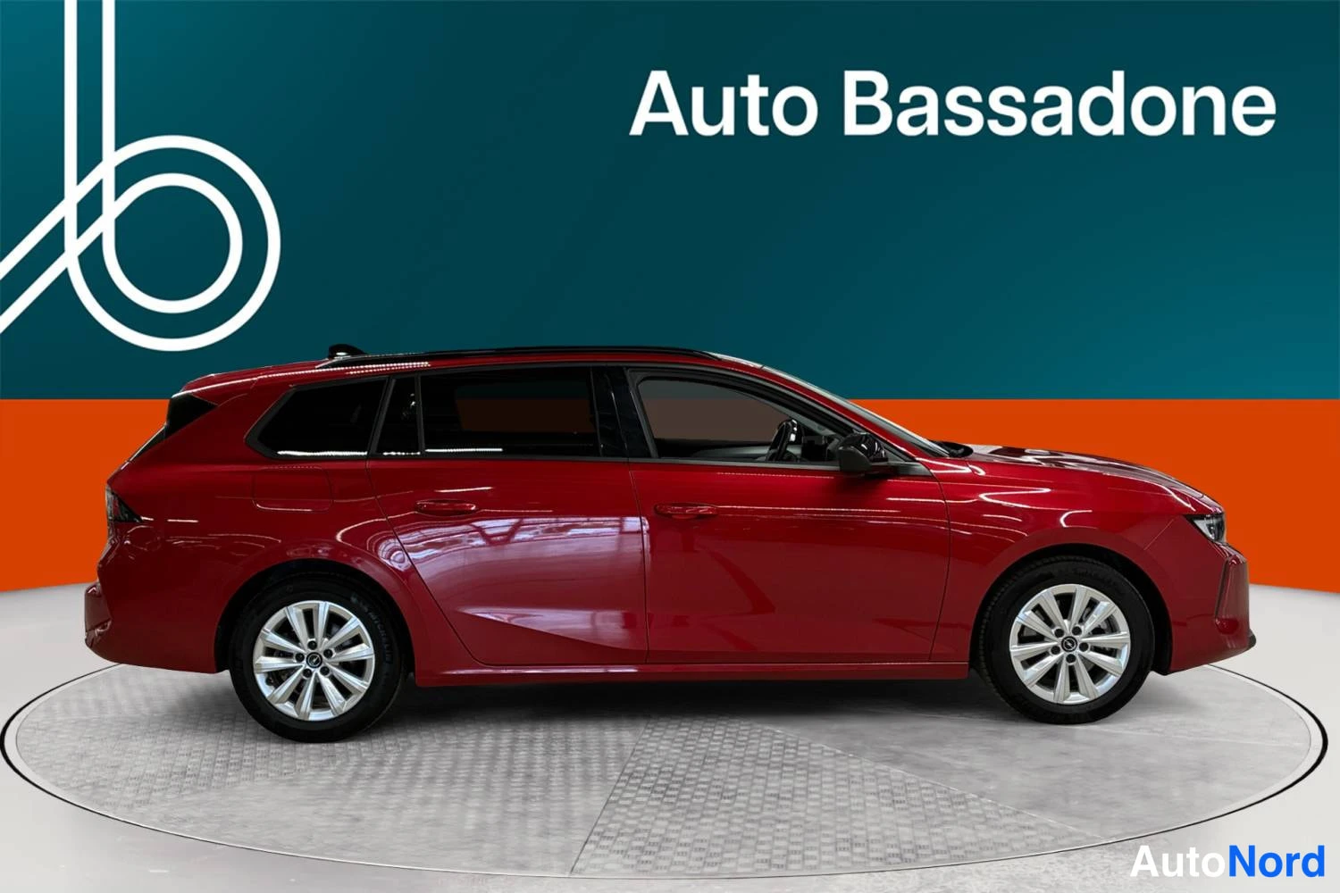 Punainen Opel Astra Sports Tourer 2024, sivulta, kuva 5