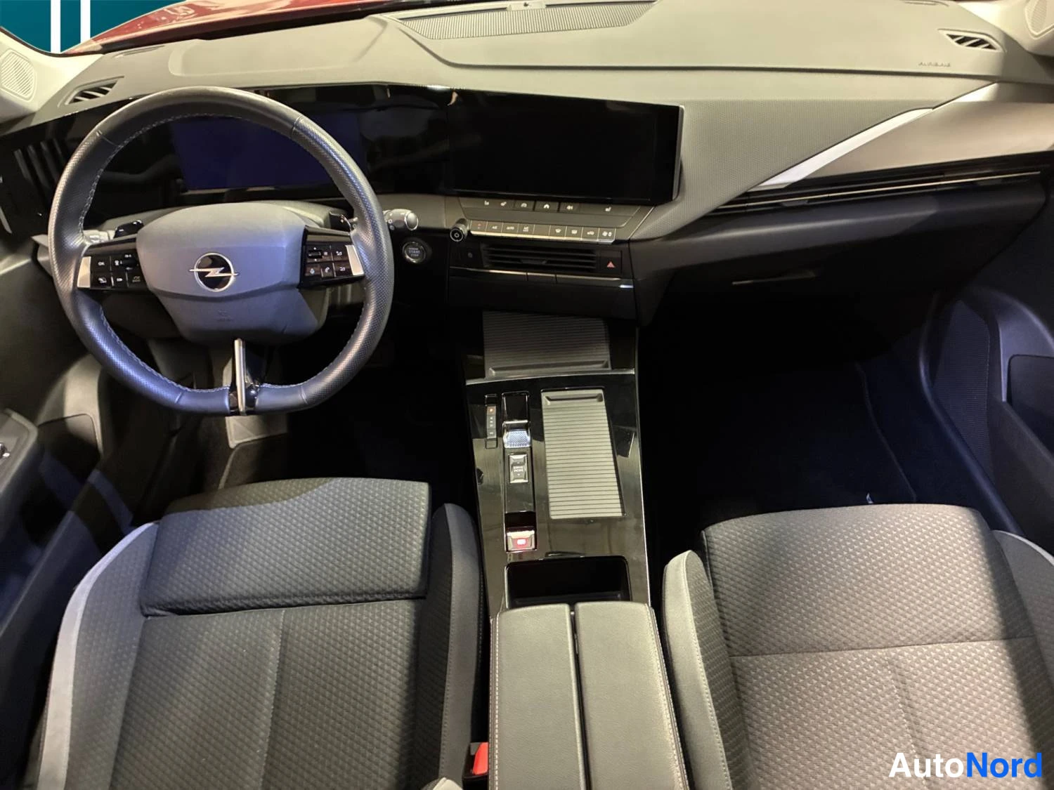 Punainen Opel Astra Sports Tourer 2024, kuva 12