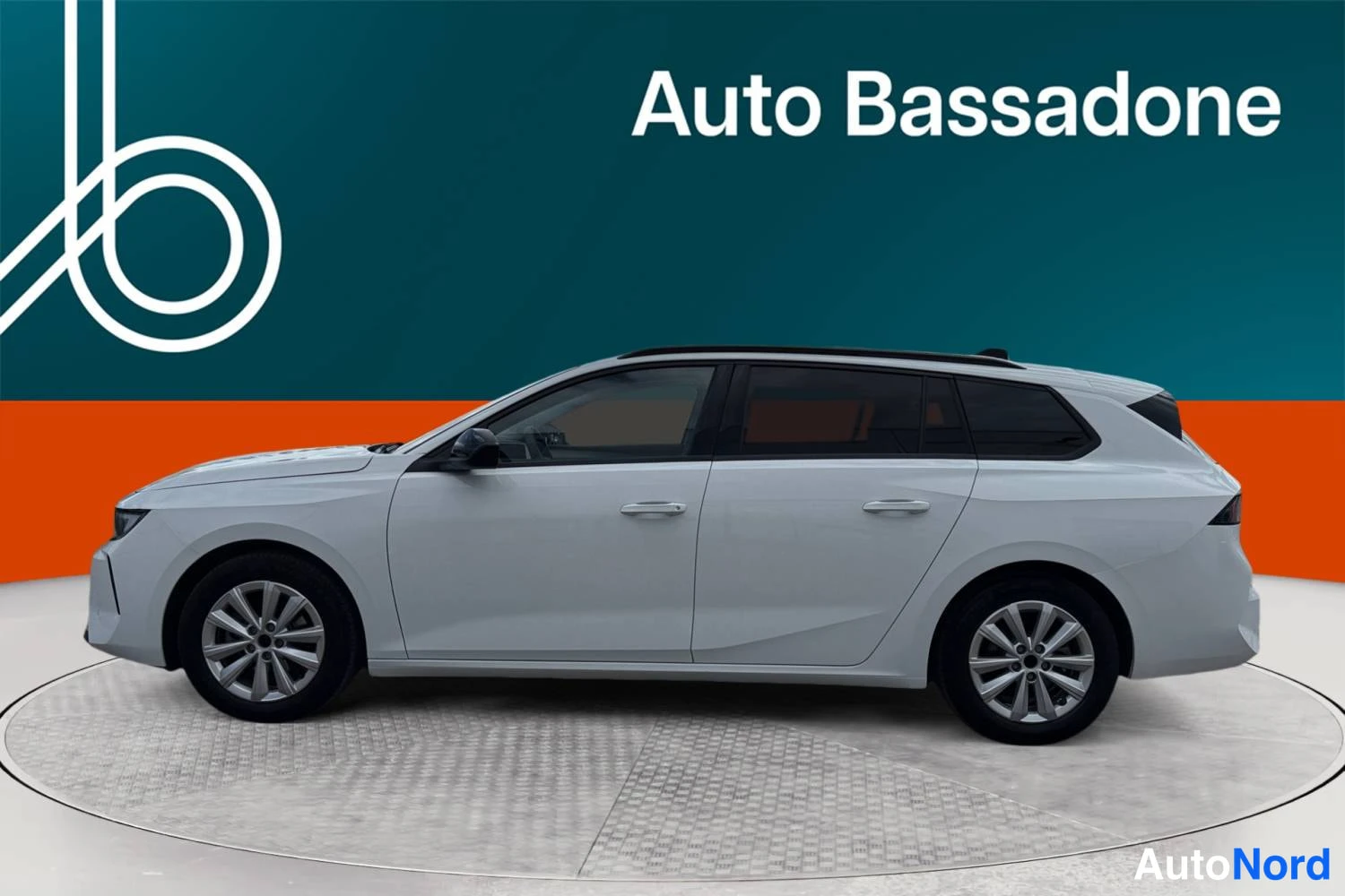 Valkoinen Opel Astra 2024, sivulta, kuva 5