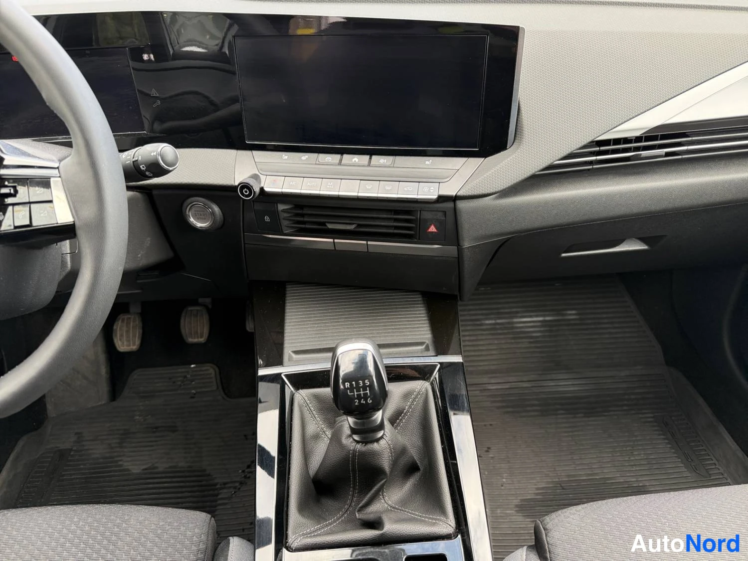 Valkoinen Opel Astra 2024, kuva 10