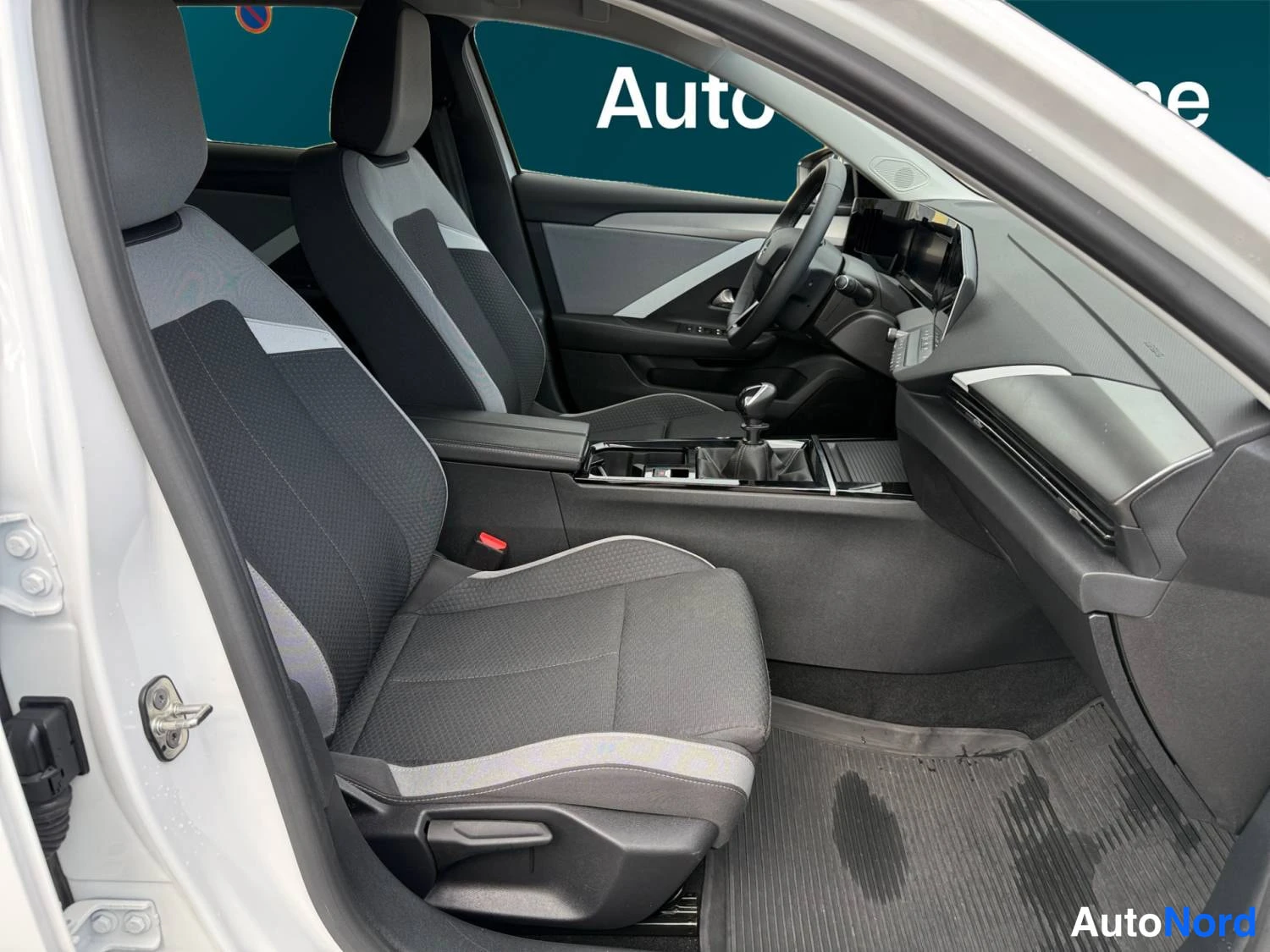 Valkoinen Opel Astra 2024, kuva 12