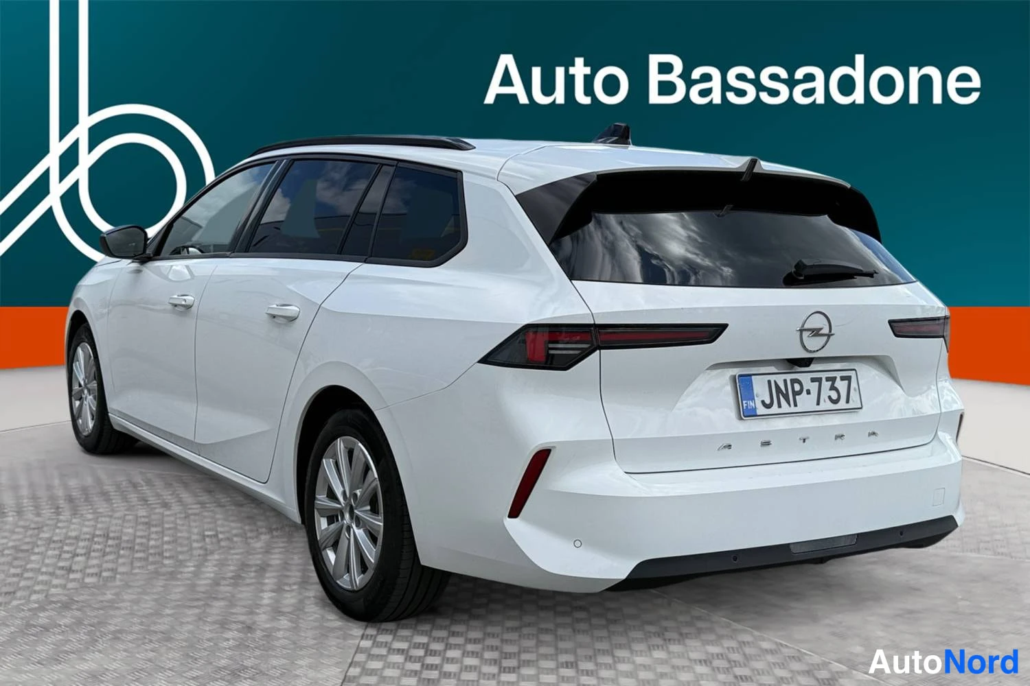 Valkoinen Opel Astra 2024, takaviisto, kuva 6