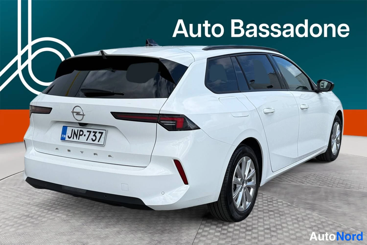 Valkoinen Opel Astra 2024, takaviisto, kuva 7