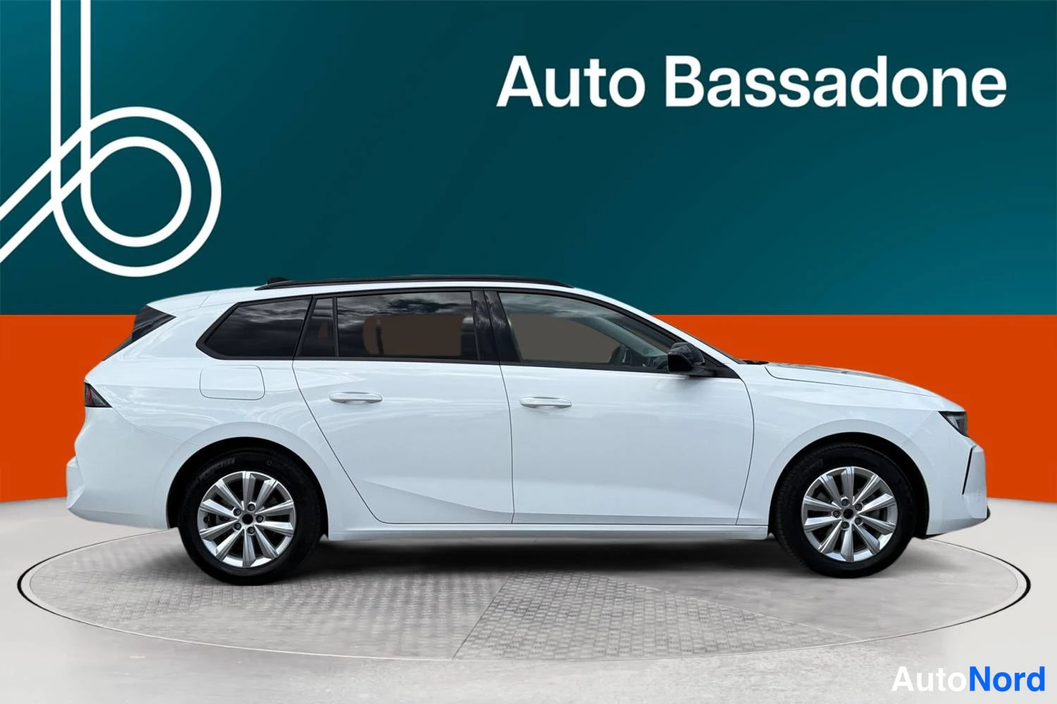Valkoinen Opel Astra 2024, etuviisto, keula oikealle, kuva 2