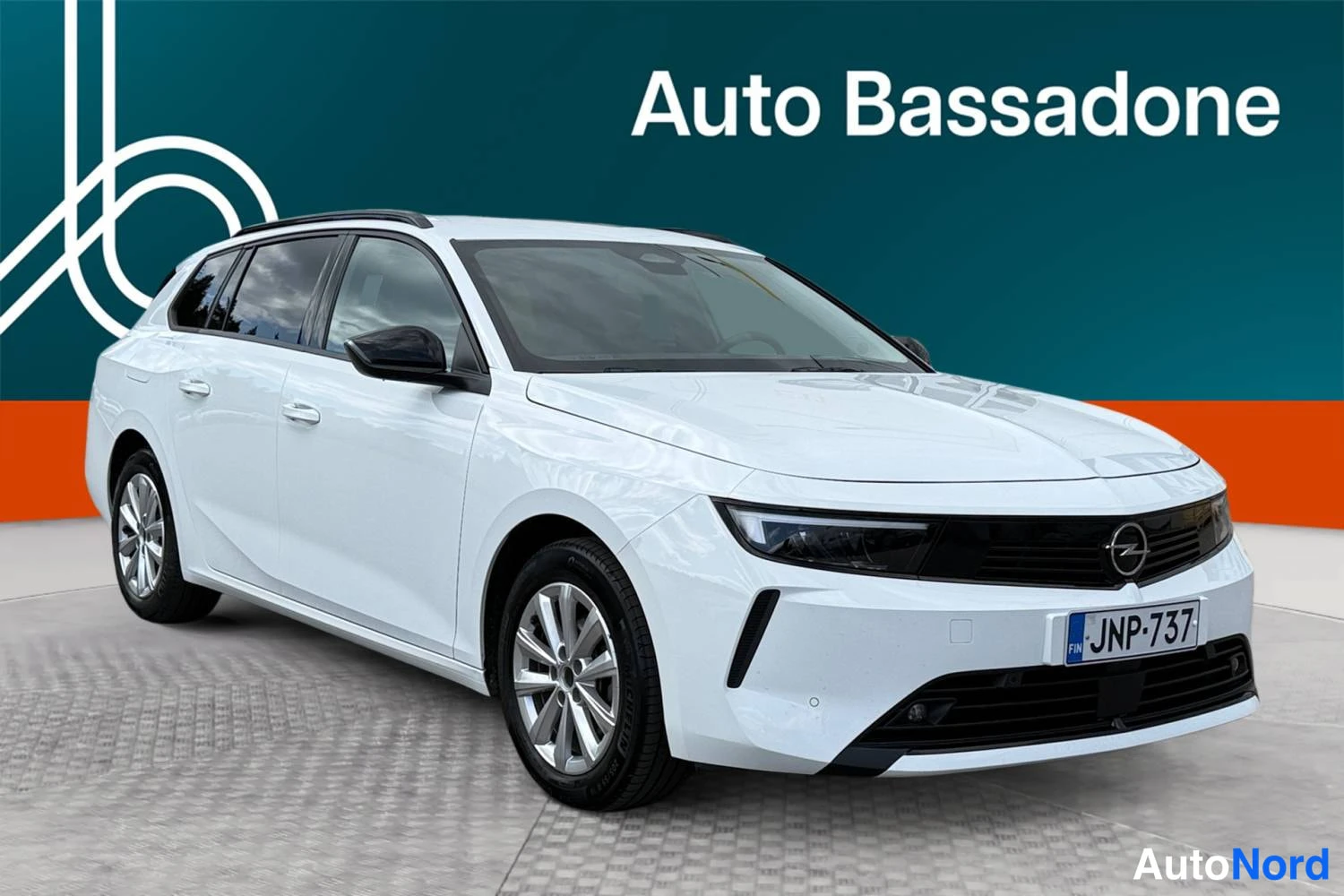Valkoinen Opel Astra 2024, etuviisto, keula oikealle, kuva 3