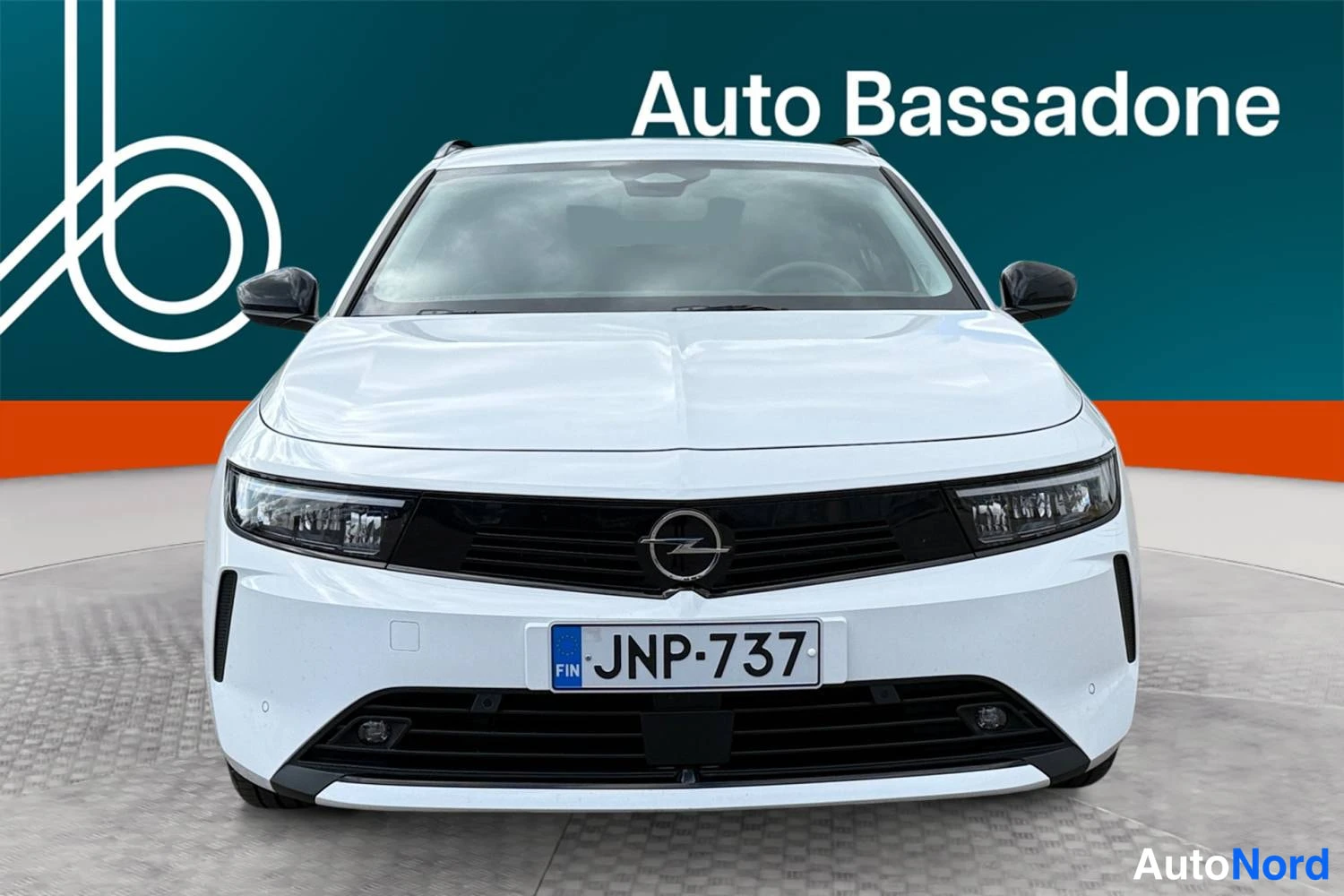 Valkoinen Opel Astra 2024, edestä, kuva 4