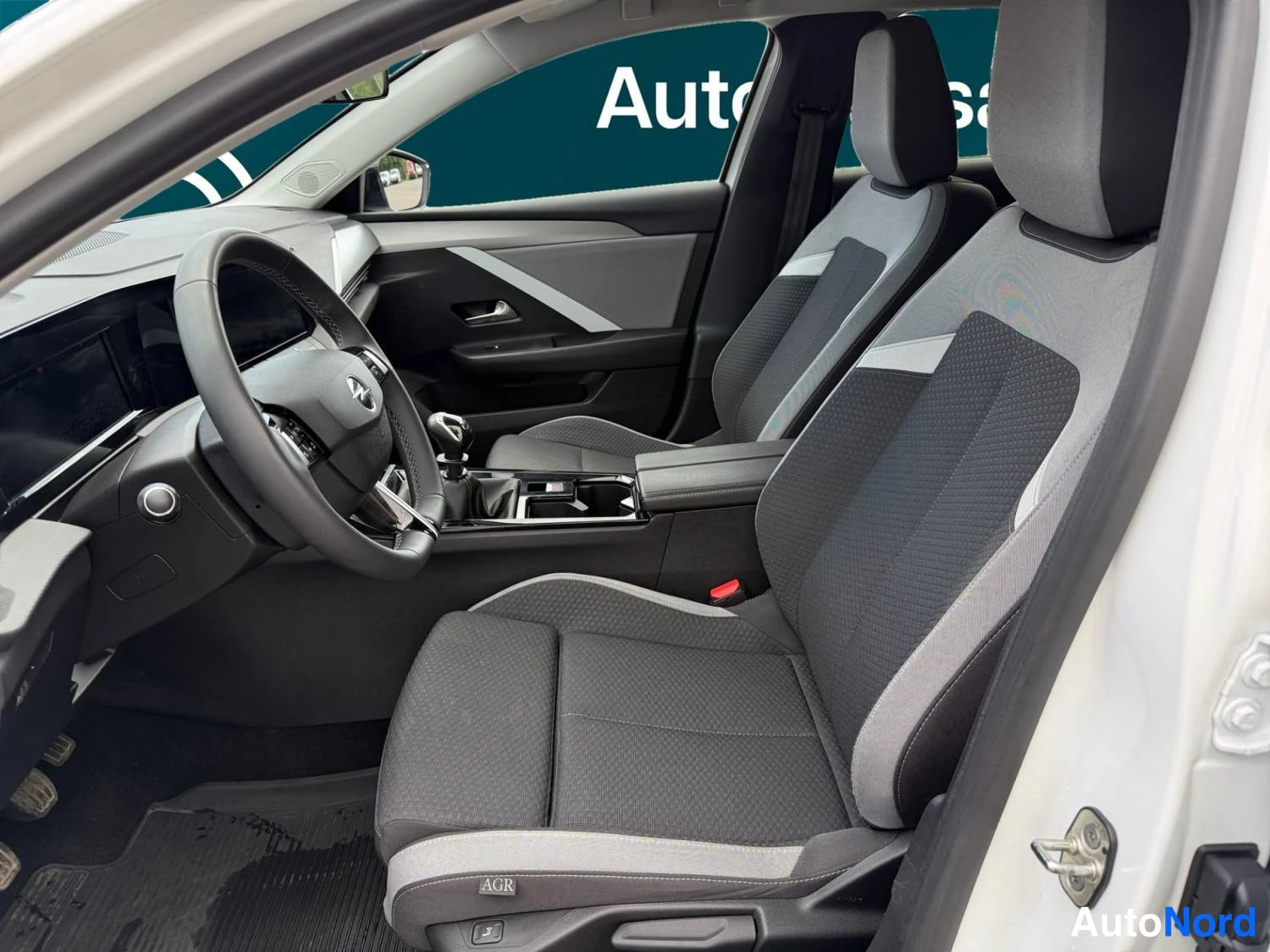 Valkoinen Opel Astra 2024, kuva 20