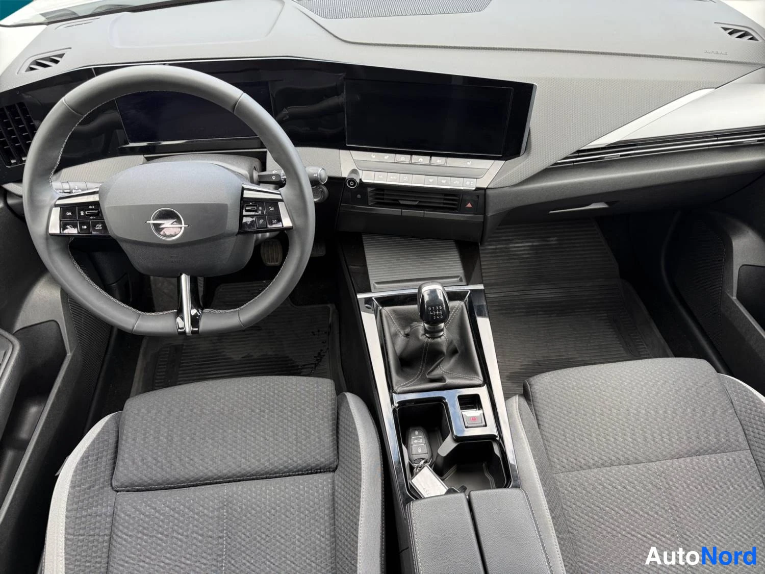 Valkoinen Opel Astra 2024, kuva 9