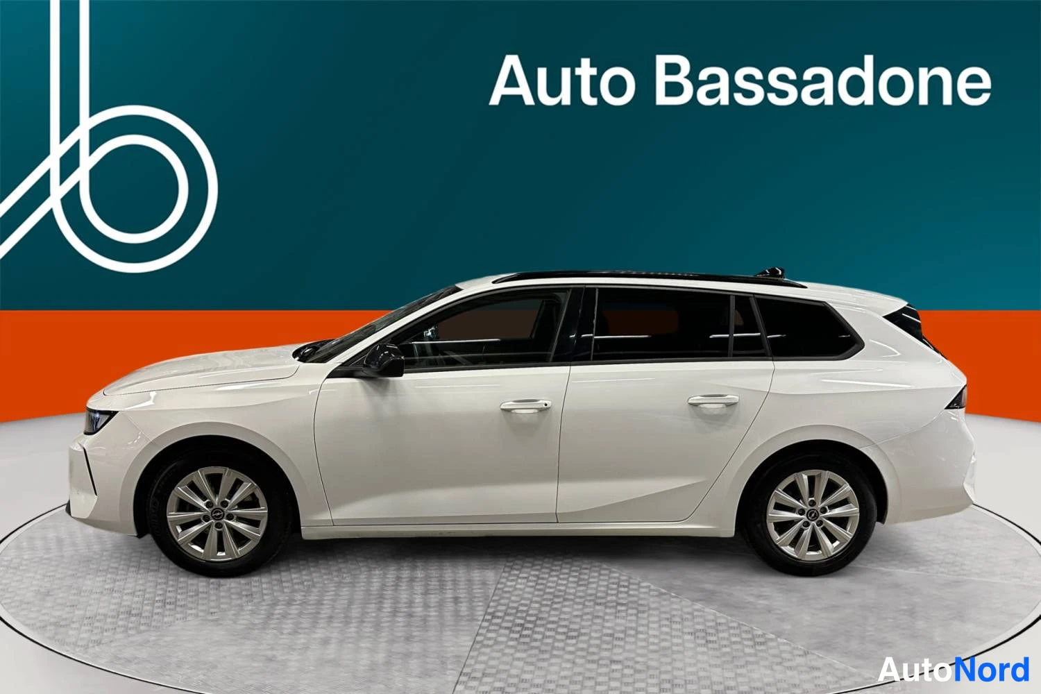Valkoinen Opel Astra 2024, sivulta, kuva 4