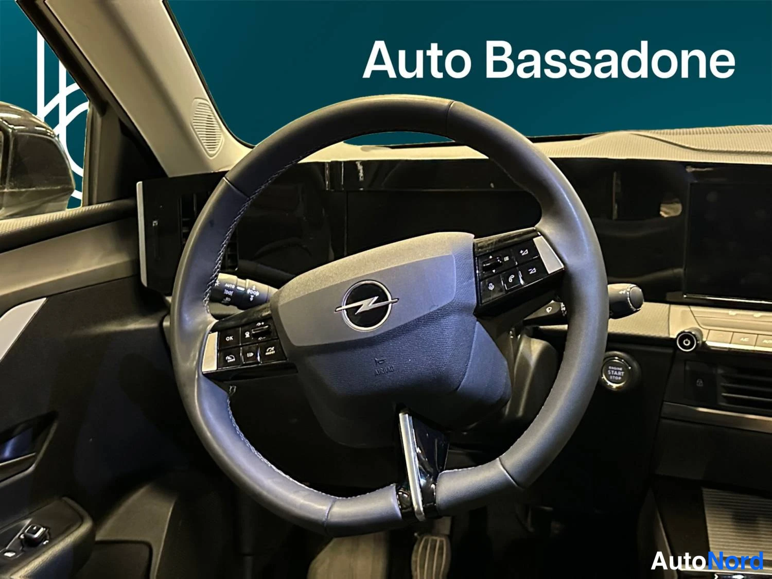 Valkoinen Opel Astra 2024, kuva 13