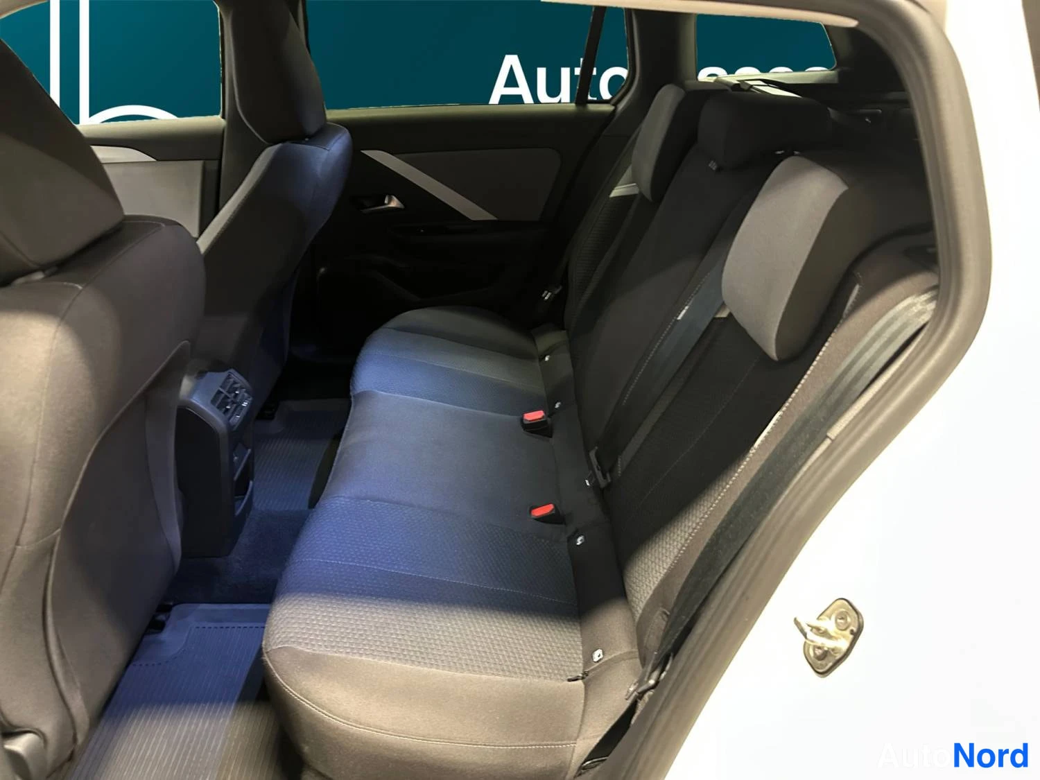 Valkoinen Opel Astra 2024, kuva 14