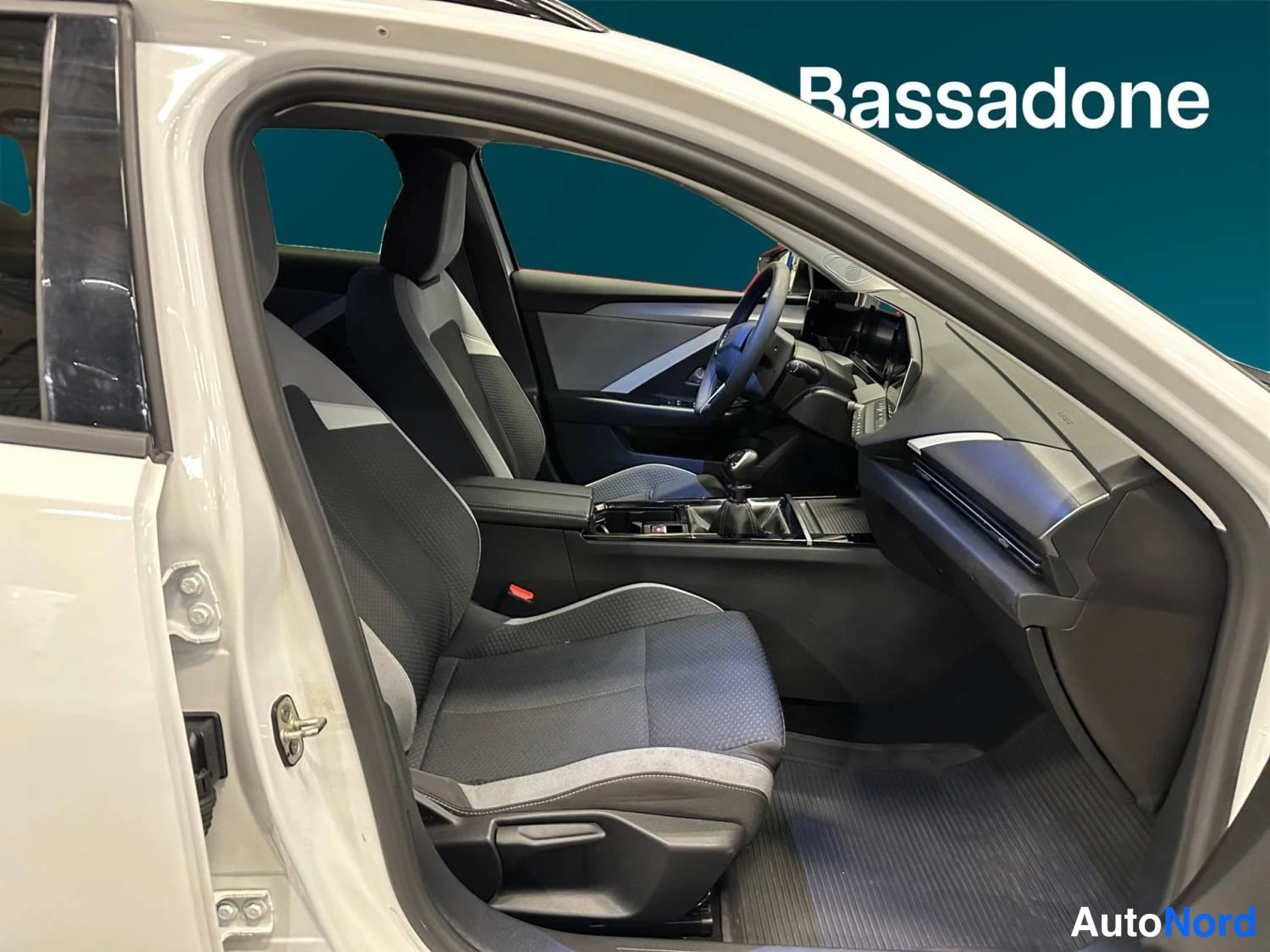 Valkoinen Opel Astra 2024, kuva 16